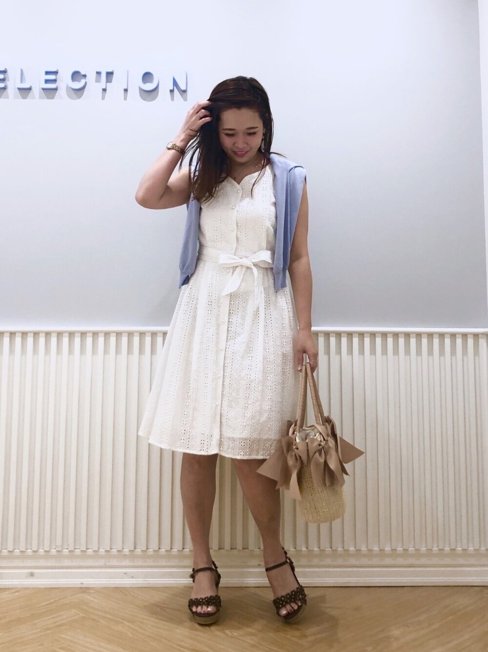 「ウィルセレクション、ウィルガール、willselection、ワンピース、白ワンピース、レースワンピース、かごバッグ、水色カーデ、カーディガン肩かけ、キレイめ」｜「WILLSELECTIONのチュール刺繍TW（アンサンブル、ブルー系）」を使った、yuka.c5さん（レディース・160cm）の夏コーディネートの1枚目の写真