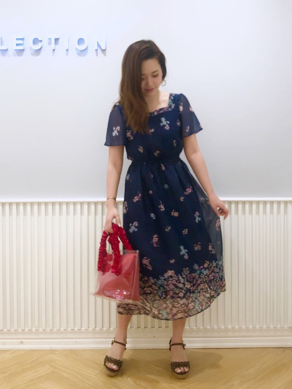 「ウィルセレクション、ウィルガール、willselection、ワンピース、花柄ワンピース、PVC、ネイビー、summer、夏コーデ」｜「WILLSELECTIONのPVCフリルトートBAG（ハンドバッグ、レッド系）」を使った、yuka.c5さん（レディース・160cm）の夏コーディネートの1枚目の写真