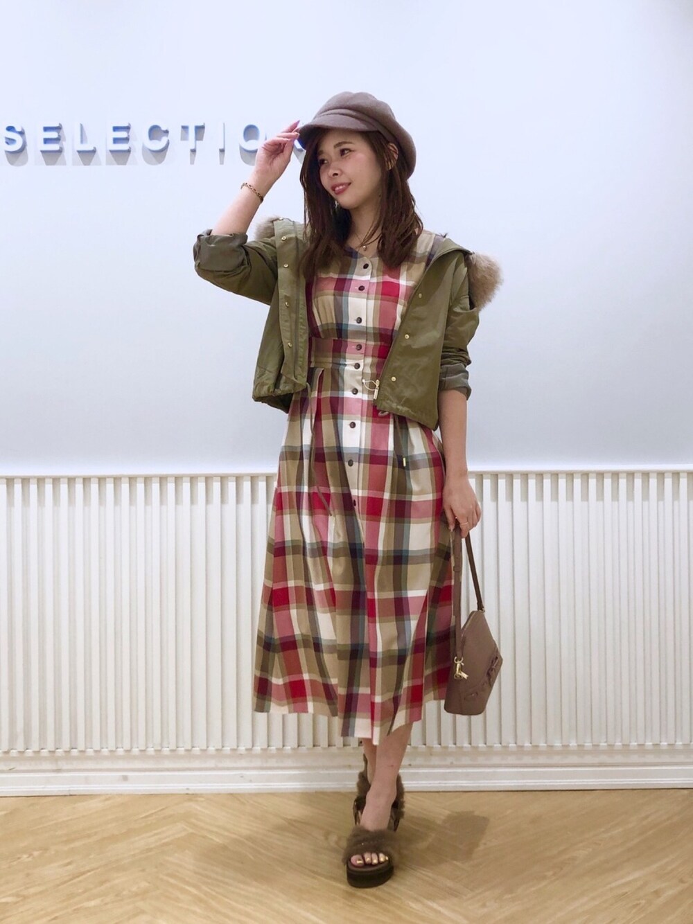 「ウィルセレクション、ウィルガール、willselection、秋、秋コーデ、チェック、チェックワンピース、マウンテンパーカー、キャスケット、スポーツサンダル」｜「WILLSELECTIONのステッチリボンショルダーバッグ（ショルダーバッグ、ブラウン系）」を使った、yuka.c5さん（レディース・159cm）の秋コーディネートの1枚目の写真