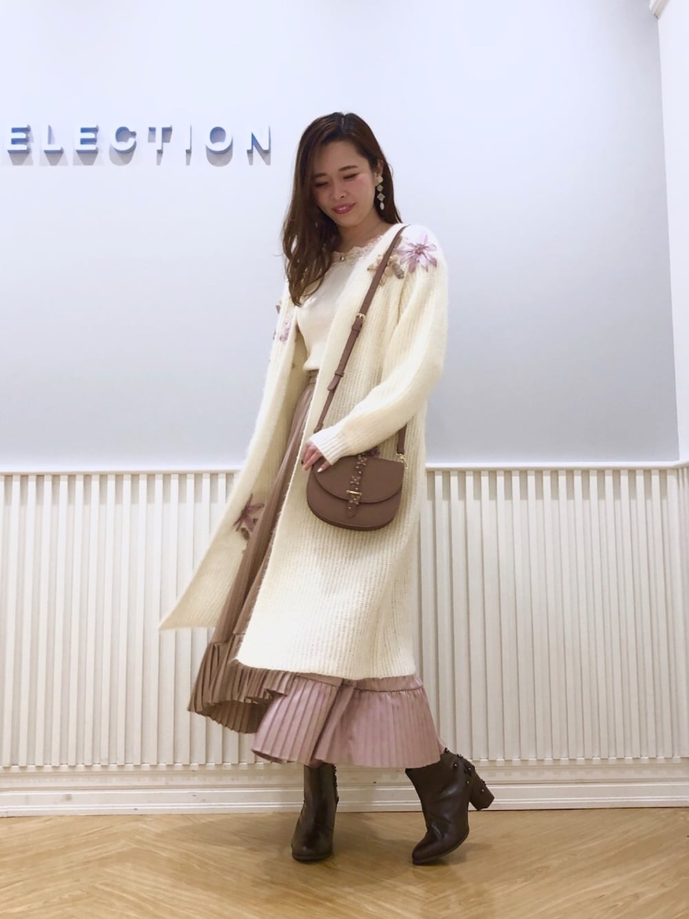 「ウィルセレクション、ウィルガール、willselection、秋のコーデ、コーディガン、刺繍、プリーツスカート、ピンクスカート、ショートブーツ、ニットカーディガン」｜「WILLSELECTIONのフラワーモチーフブーツ（ブーツ、ブラウン系）」を使った、yuka.c5さん（レディース・159cm）の秋コーディネートの1枚目の写真