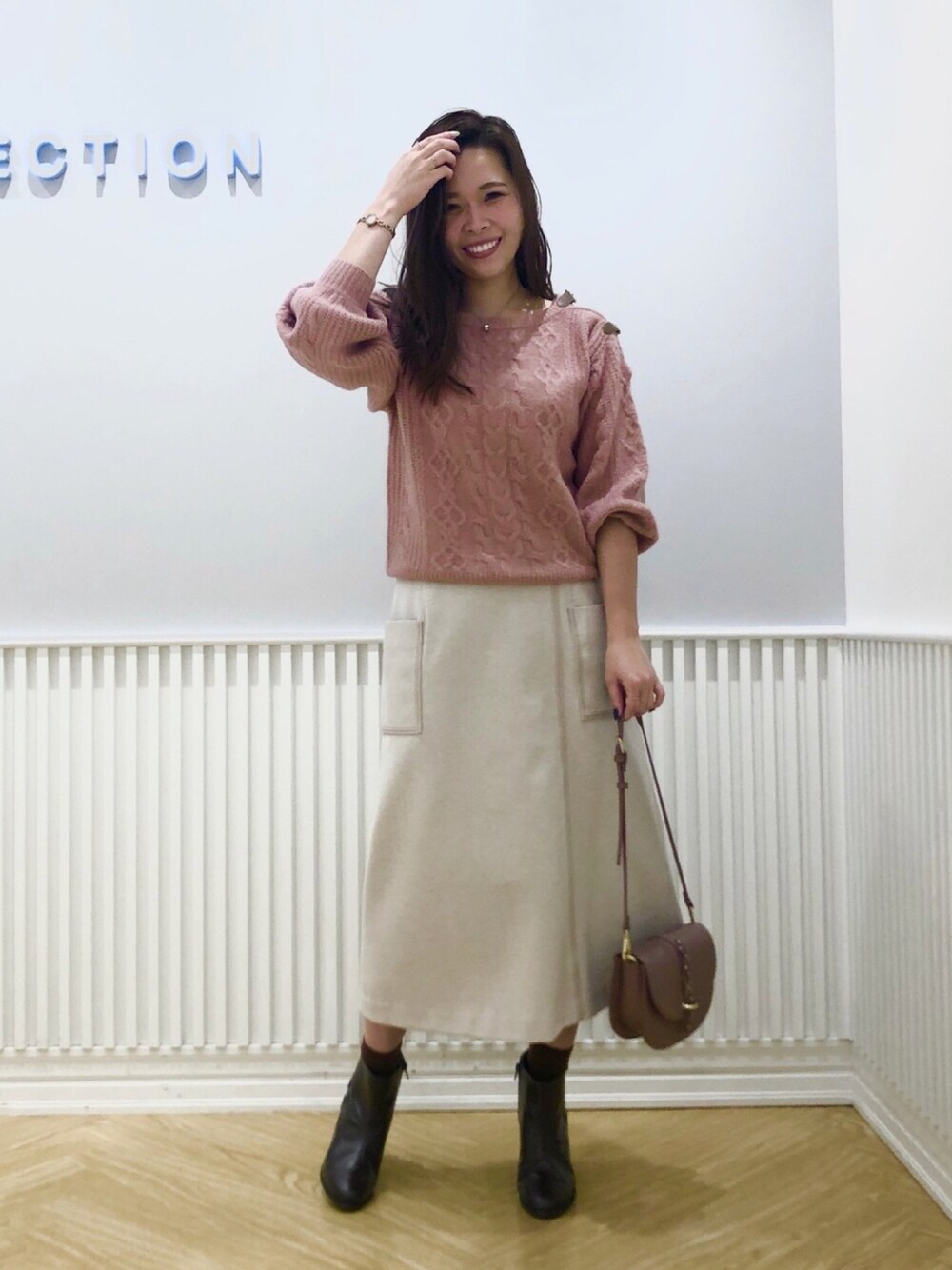 「ウィルセレクション、ウィルガール、willselection、ステッチ、冬のコーデ、ニット、ピンクニット、ショートブーツ、Aラインスカート、ベージュスカート」｜「WILLSELECTIONのフラワーモチーフブーツ（ブーツ、ブラウン系）」を使った、yuka.c5さん（レディース・159cm）の秋コーディネートの1枚目の写真
