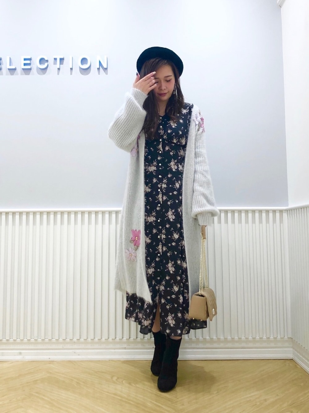 「ウィルセレクション、ウィルガール、willselection、ロングカーディガン、コーディガン、花柄、花柄ワンピース、ベレー帽、ショートブーツ、ストレッチブーツ」｜「WILLSELECTIONのコンビストレッチブーツ（ブーツ、ブラック系）」を使った、yuka.c5さん（レディース・159cm）の秋コーディネートの1枚目の写真