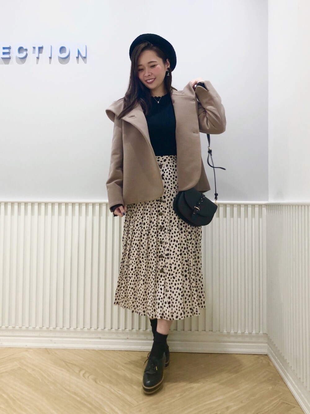 「ウィルセレクション、ウィルガール、willselection、ダルメシアン柄、ショートコート、ベレー帽、オックスフォード、プリーツスカート、ショルダーバッグ、秋」｜「WILLSELECTIONのオックスフォードシューズ（スニーカー、ブラック系）」を使った、yuka.c5さん（レディース・159cm）の秋コーディネートの1枚目の写真