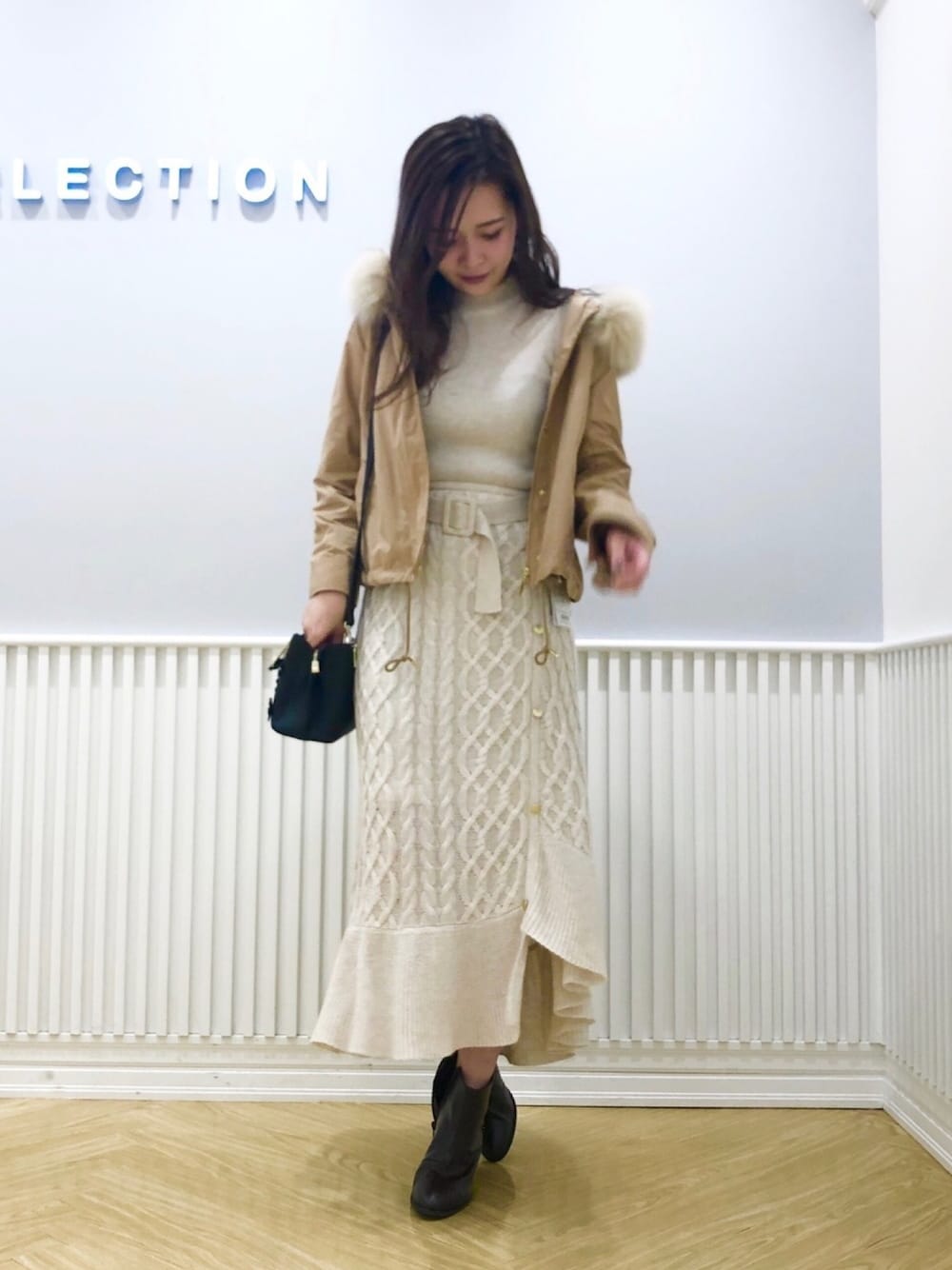 「ウィルセレクション、ウィルガール、willselection、ニットワンピース、マウンテンパーカー、マンパ、ショートブーツ、秋のコーデ、大人カジュアル」｜「WILLSELECTIONのフラワーモチーフブーツ（ブーツ、ブラック系）」を使った、yuka.c5さん（レディース・159cm）の冬コーディネートの1枚目の写真