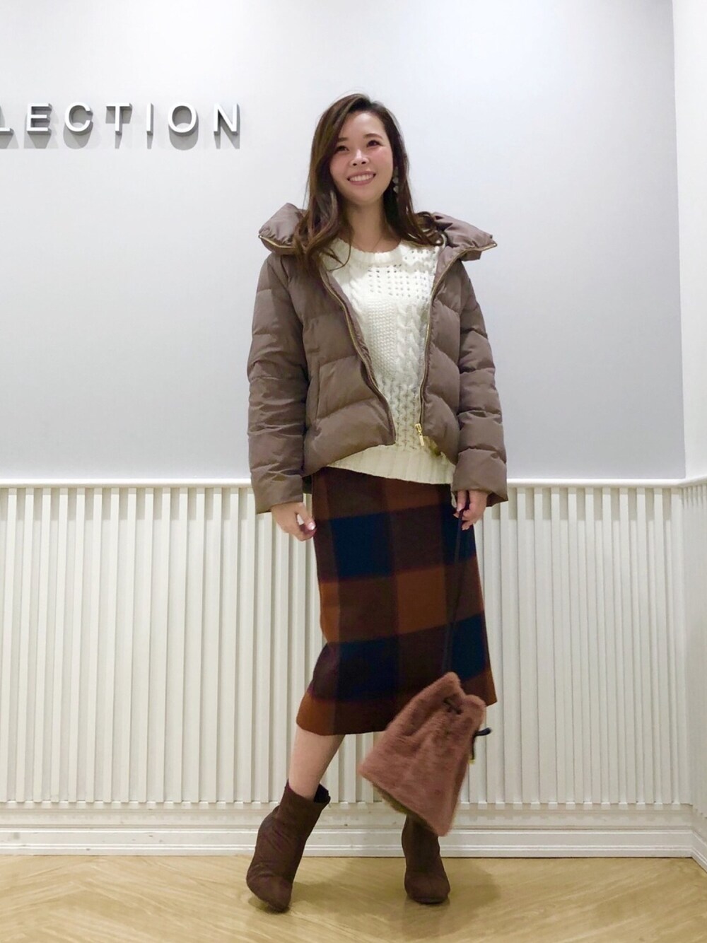 「ウィルセレクション、ウィルガール、willselection、チェック、チェックスカート、ダウンジャケット、ショートブーツ、ストレッチブーツ、ファー小物、ファーバッグ」｜「WILLSELECTIONのコンビストレッチブーツ（ブーツ、ブラウン系）」を使った、yuka.c5さん（レディース・159cm）の冬コーディネートの1枚目の写真