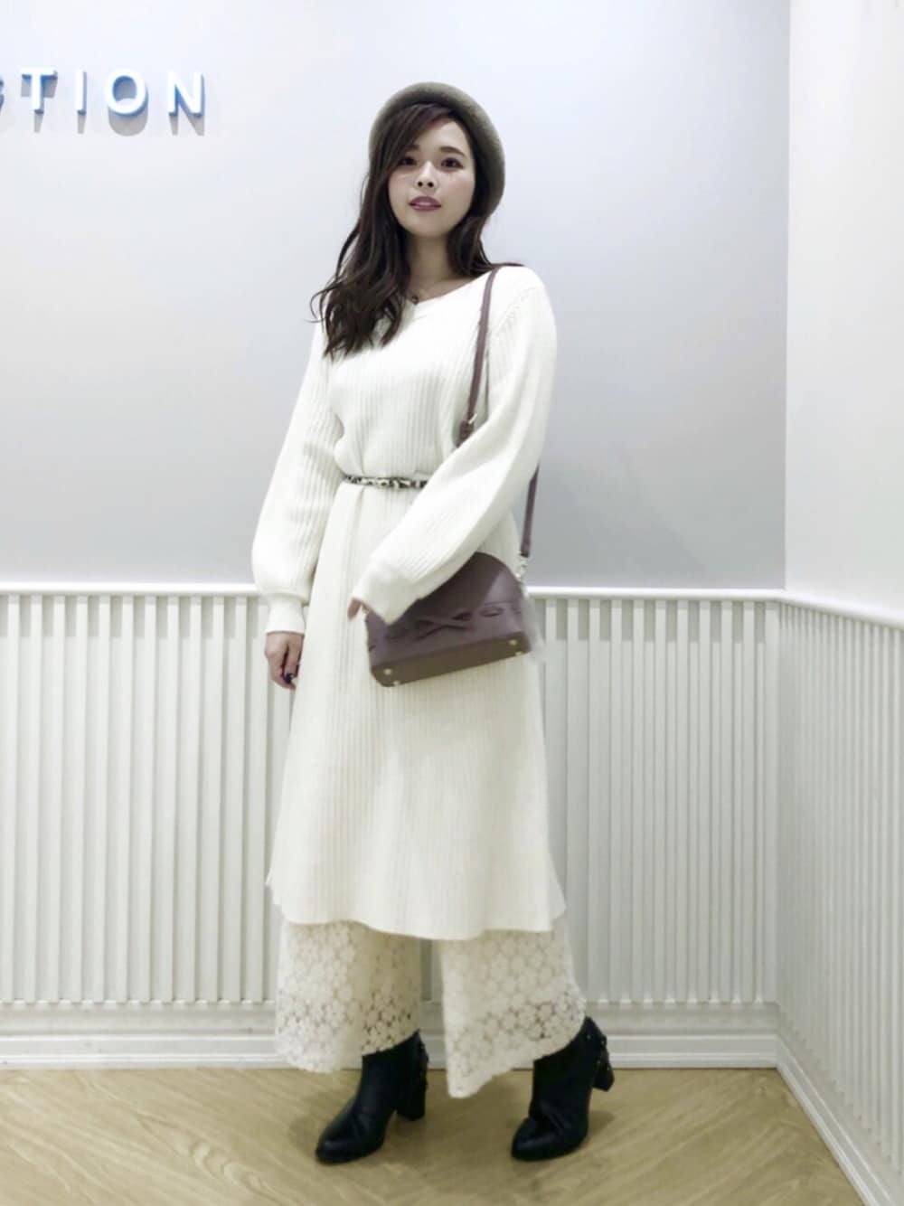 「willselection、ウィルセレクション、ベレー帽、ショートブーツ、ニット、白ニット、ひょう柄、ショルダーバッグ、レースパンツ、ゆるコーデ」｜「WILLSELECTIONのフラワーモチーフブーツ（ブーツ、ブラック系）」を使った、yuka.c5さん（レディース・159cm）の冬コーディネートの1枚目の写真