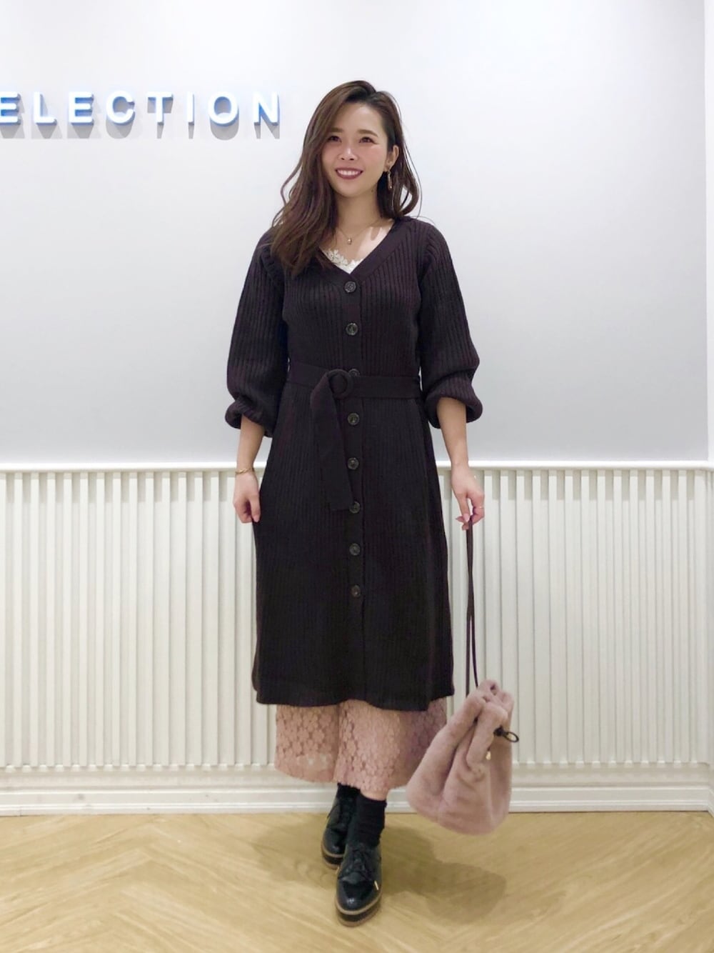 「ウィルセレクション、willselection、冬コーデ、レースパンツ、レース、ファー小物、ニット、茶色、ロングカーディガン」｜「WILLSELECTIONのフェイクファー3WAYBAG（ショルダーバッグ、ピンク系）」を使った、yuka.c5さん（レディース・159cm）の冬コーディネートの1枚目の写真
