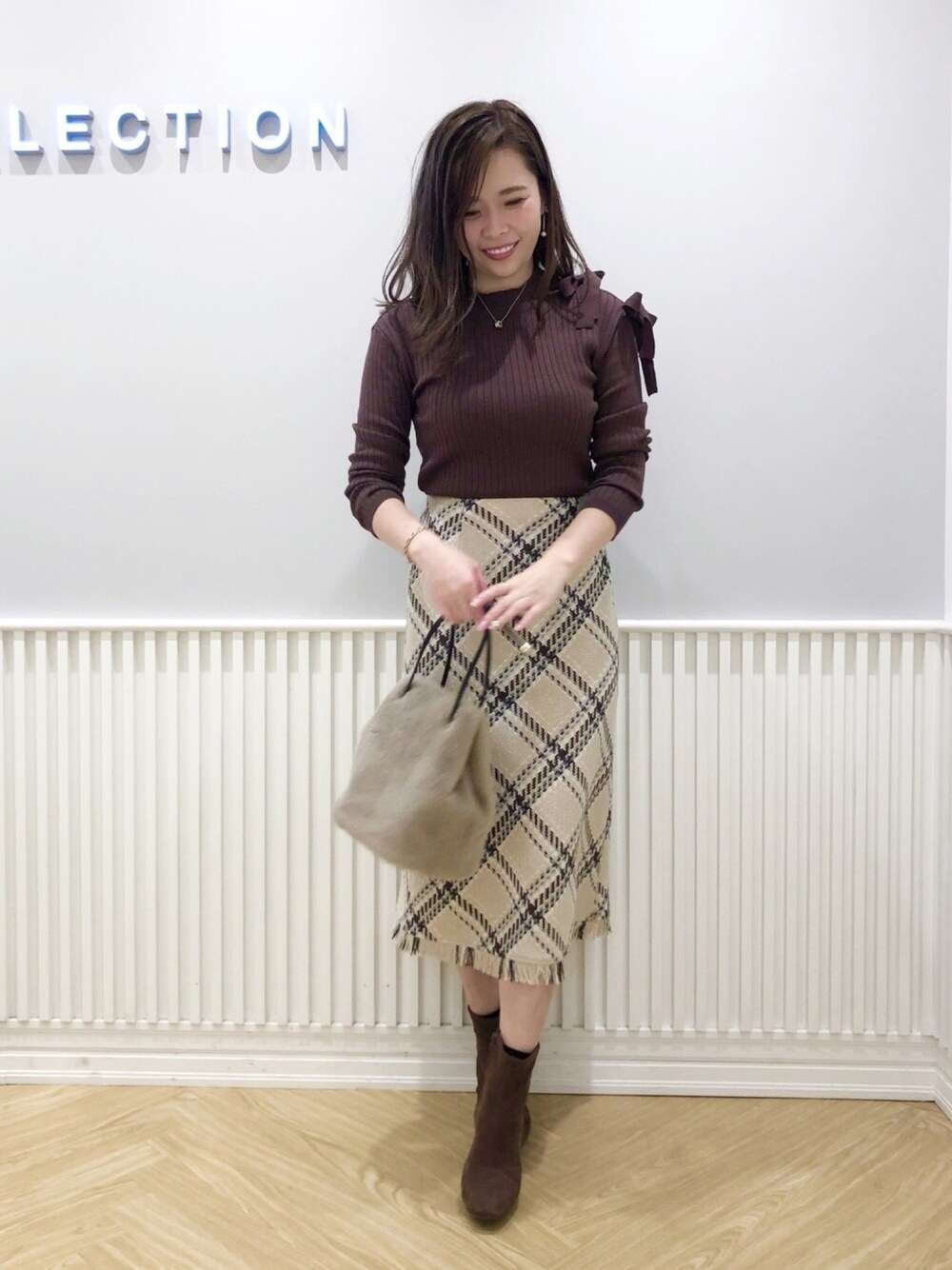 「ウィルセレクション、willselection、チェック、チェックスカート、リブニット、ファー小物、ショートブーツ、茶色、ブラウン」｜「WILLSELECTIONのフェイクファー3WAYBAG（ショルダーバッグ、ベージュ系）」を使った、yuka.c5さん（レディース・159cm）の冬コーディネートの1枚目の写真