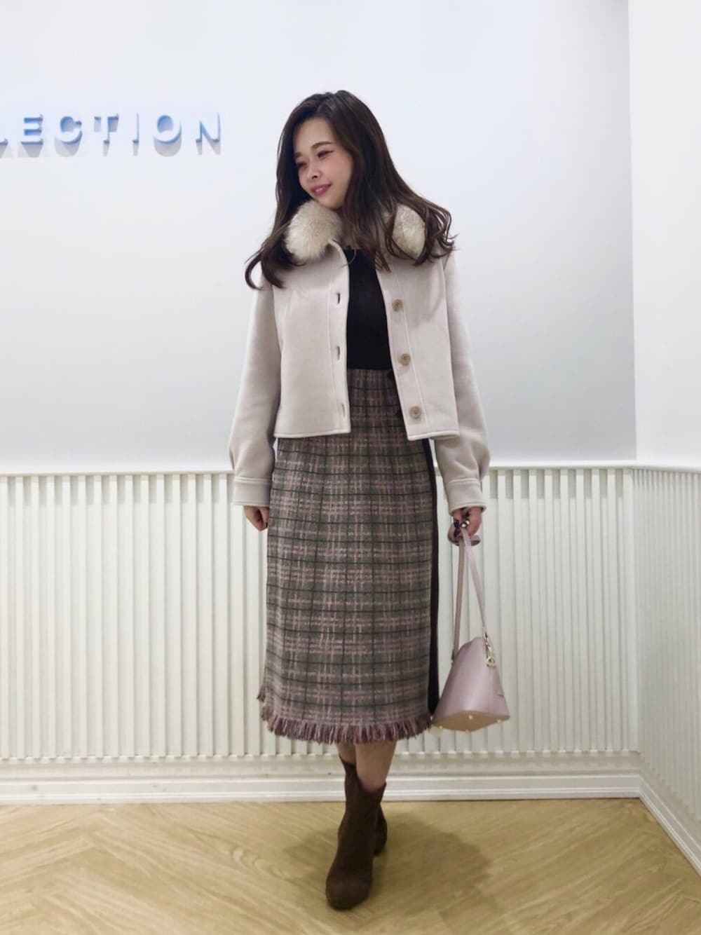 「ウィルセレクション、ウィルガール、willselection、秋冬コーデ、ショートコート、チェック、チェックスカート、ストレッチブーツ、ショートブーツ、冬アウター着回しチャレンジ」｜「WILLSELECTIONのステッチリボンショルダーバッグ（ショルダーバッグ、パープル系）」を使った、yuka.c5さん（レディース・159cm）の秋コーディネートの1枚目の写真