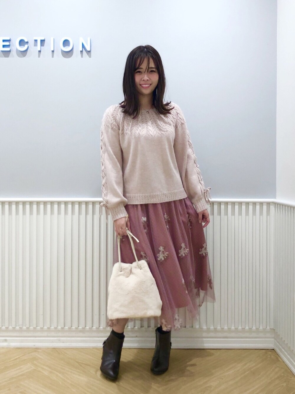 「ウィルセレクション、willselection、チュールスカート、チュール、刺繍、アンゴラニット、ピンク、ショートブーツ、ファー小物」｜「WILLSELECTIONのフェイクファー3WAYBAG（ショルダーバッグ、ホワイト系）」を使った、yuka.c5さん（レディース・159cm）の冬コーディネートの1枚目の写真