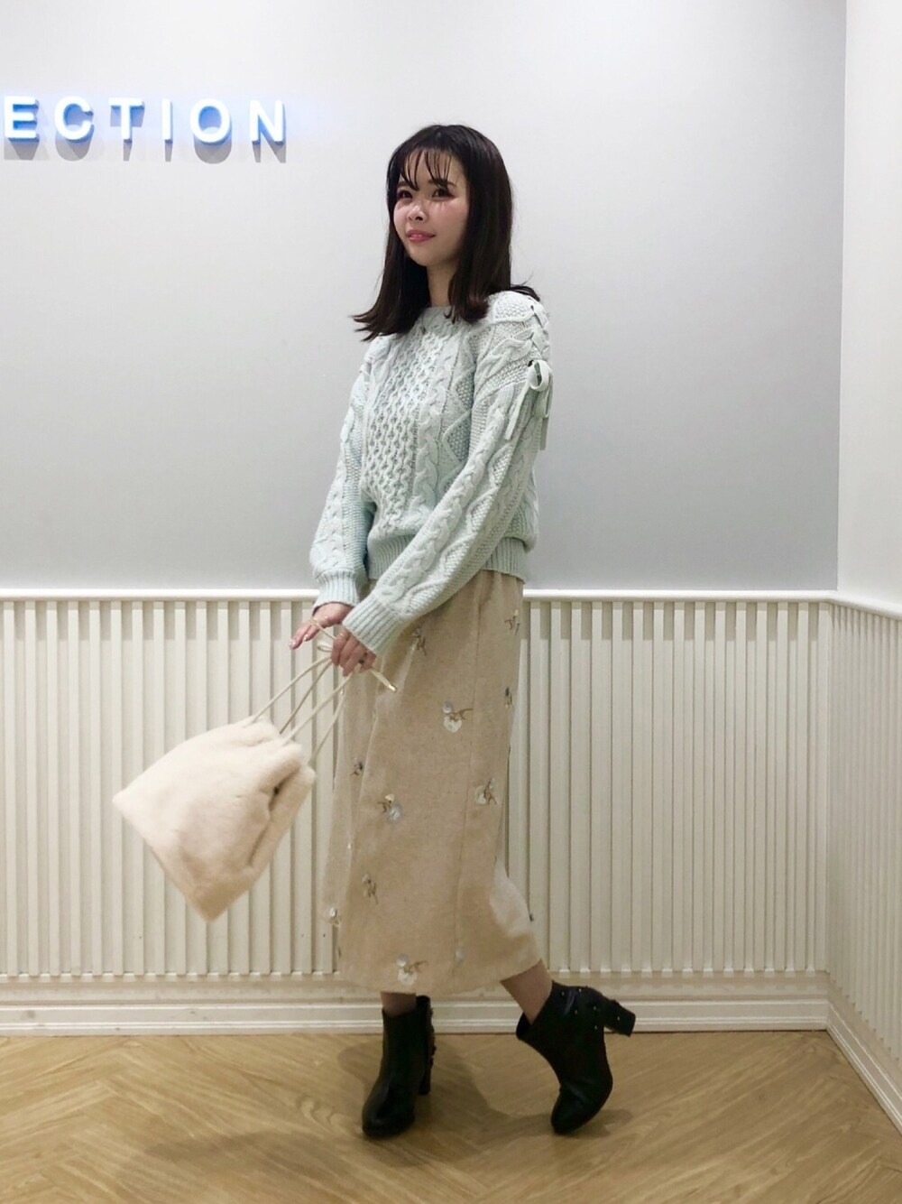 「ウィルセレクション、willselection、ツイード、刺繍、アランニット、ミントグリーン、ショートブーツ、ファー小物、ファーバッグ、冬コーデ」｜「WILLSELECTIONのフリンジ刺繍ナロースカート（スカート、ベージュ系）」を使った、yuka.c5さん（レディース・159cm）の冬コーディネートの1枚目の写真