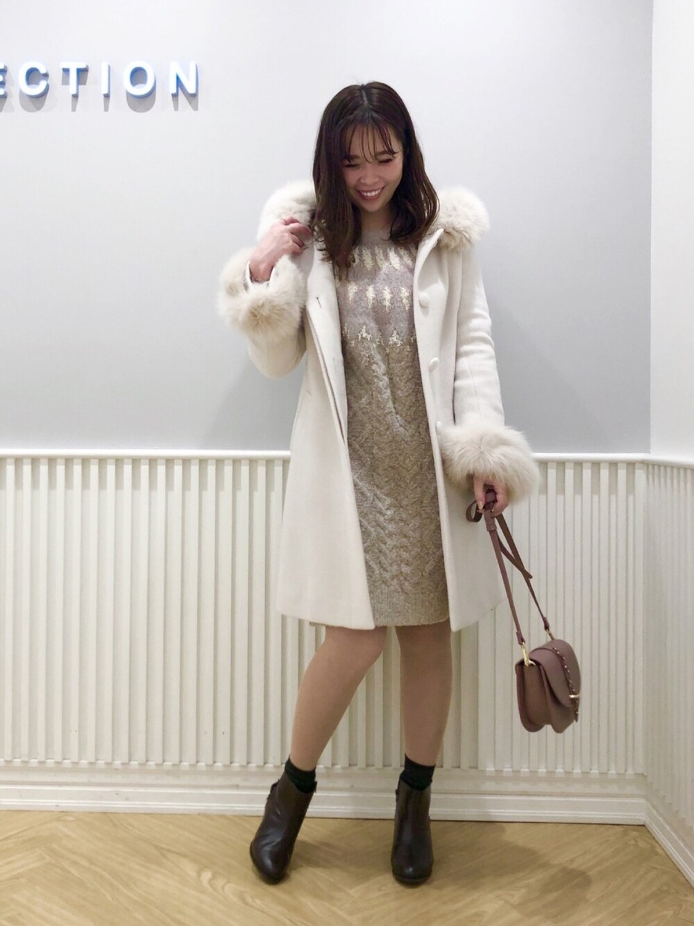 「ウィルセレクション、willselection、コート、冬、ニットワンピース、ニット、ウールコート、ファー、ショートブーツ、求心柄」｜「WILLSELECTIONのフラワーモチーフブーツ（ブーツ、ブラウン系）」を使った、yuka.c5さん（レディース・159cm）の冬コーディネートの1枚目の写真