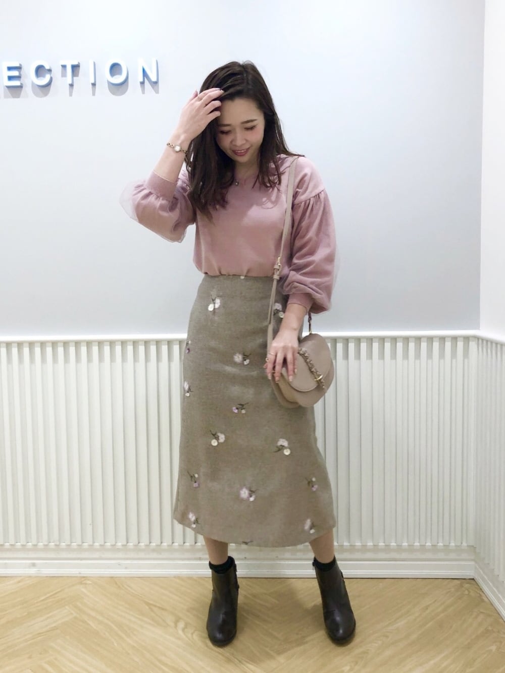「ウィルセレクション、willselection、袖ボリューム、袖チュール、刺繍、ショートブーツ、ショルダーバッグ、ピンク、ツィード、スカート」｜「WILLSELECTIONのフリンジ刺繍ナロースカート（スカート、ブラウン系）」を使った、yuka.c5さん（レディース・159cm）の冬コーディネートの1枚目の写真