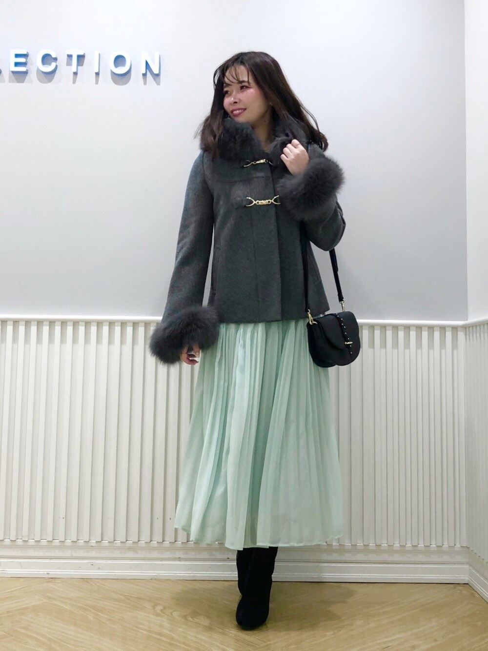 「ウィルセレクション、willselection、ダッフルコート、ショートダッフル、グレー、グレーコート、ミントグリーン、ショートブーツ、ショルダーバッグ、シフォン」｜「WILLSELECTIONのフラワーラインベルトショルダーBAG（ショルダーバッグ、ブラック系）」を使った、yuka.c5さん（レディース・159cm）の冬コーディネートの1枚目の写真