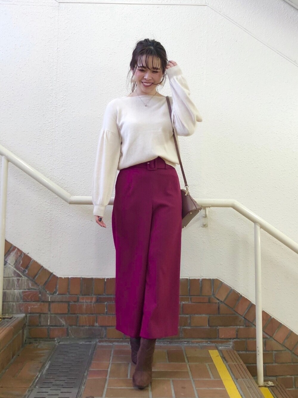 「ウィルセレクション、willselection、シンプル、ワイドパンツ、ガウチョパンツ、ニット、白ニット、ショートブーツ、ショルダーバッグ、カラーパンツ」｜「WILLSELECTIONのコンビストレッチブーツ（ブーツ、ブラウン系）」を使った、yuka.c5さん（レディース・159cm）の冬コーディネートの1枚目の写真