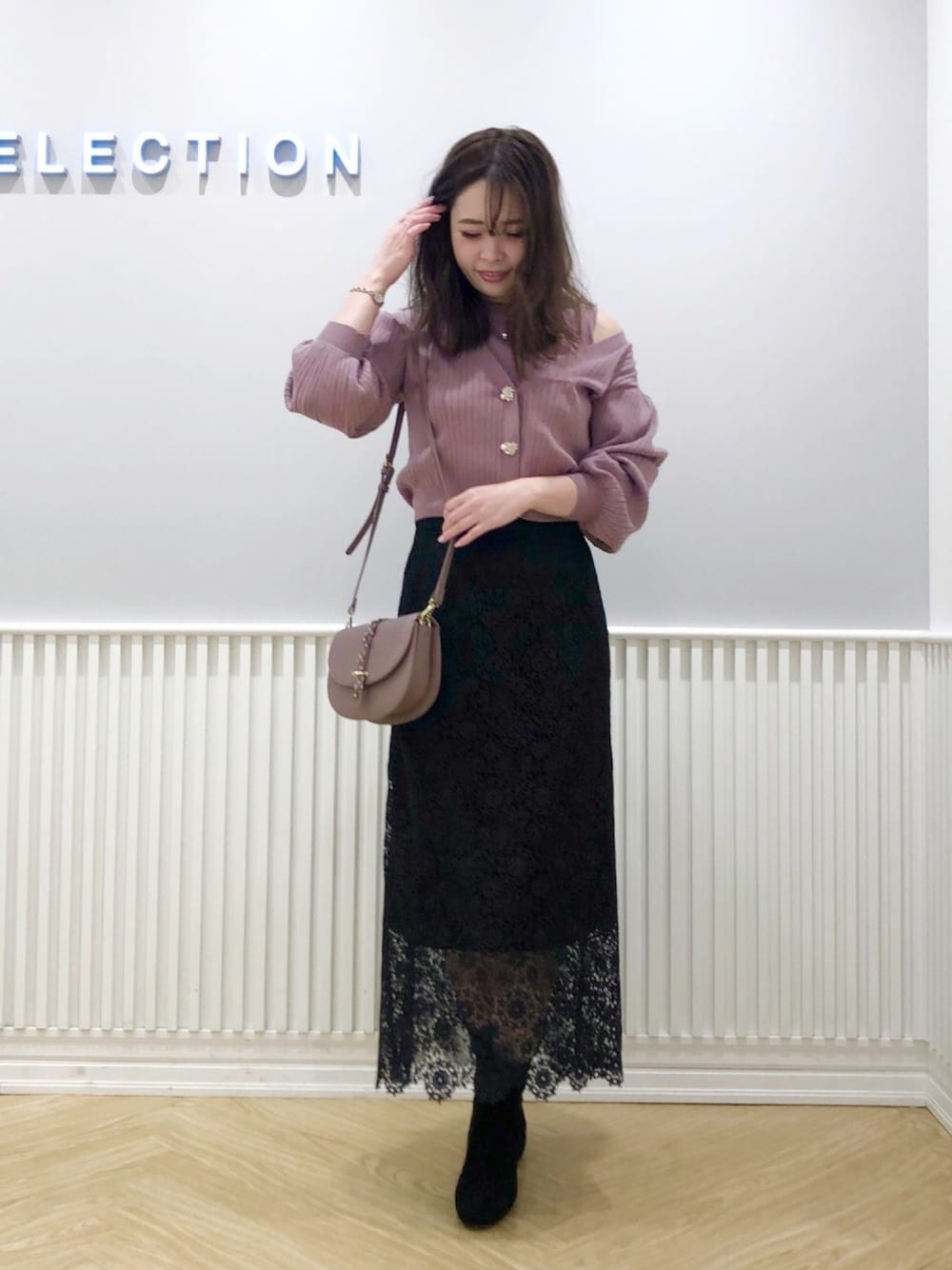 「ウィルセレクション、willselection、レース、レーススカート、アンサンブル、カーディガン、ショートブーツ、ショルダーバッグ、フェミニン、肩出し」｜「WILLSELECTIONのコンビストレッチブーツ（ブーツ、ブラック系）」を使った、yuka.c5さん（レディース・159cm）の冬コーディネートの1枚目の写真