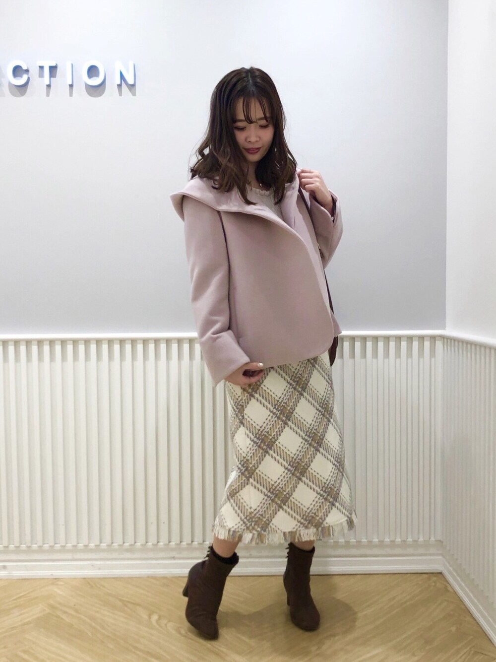 「ウィルセレクション、willselection、チェック、チェックスカート、ピンク、ショートコート、ピンクコート、ショルダーバッグ、冬コーデ、フードコート」｜「WILLSELECTIONのコンビストレッチブーツ（ブーツ、ブラウン系）」を使った、yuka.c5さん（レディース・159cm）の冬コーディネートの1枚目の写真