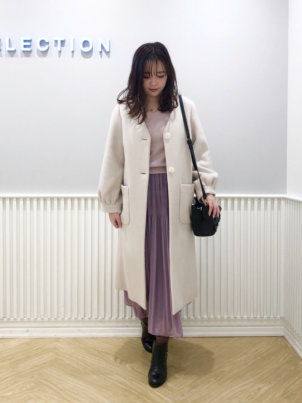 「ウィルセレクション、willselection、ラベンダー、シフォンスカート、同系色コーデ、ショートブーツ、チェスターコート、ノーカラーコート、ショルダーバッグ、シンプルコーデ」｜「WILLSELECTIONのマジョリカプリーツニットセットアップ（セットアップ、パープル系）」を使った、yuka.c5さん（レディース・159cm）の冬コーディネートの1枚目の写真