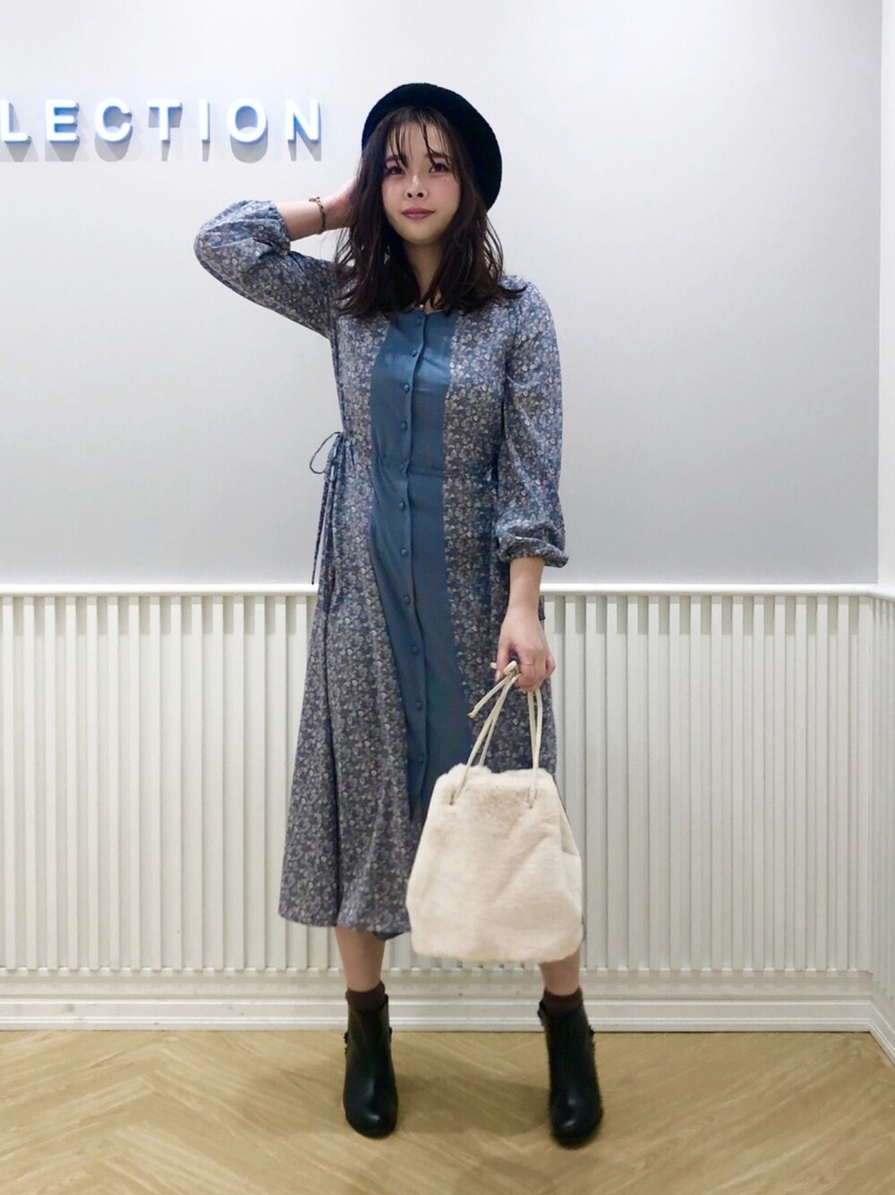 「ウィルセレクション、willselection、ブルー、水色、花柄、花柄ワンピース、ワンピース、ショートブーツ、ベレー帽、ファー小物」｜「WILLSELECTIONのフラワーモチーフブーツ（ブーツ、ブラック系）」を使った、yuka.c5さん（レディース・159cm）の冬コーディネートの1枚目の写真