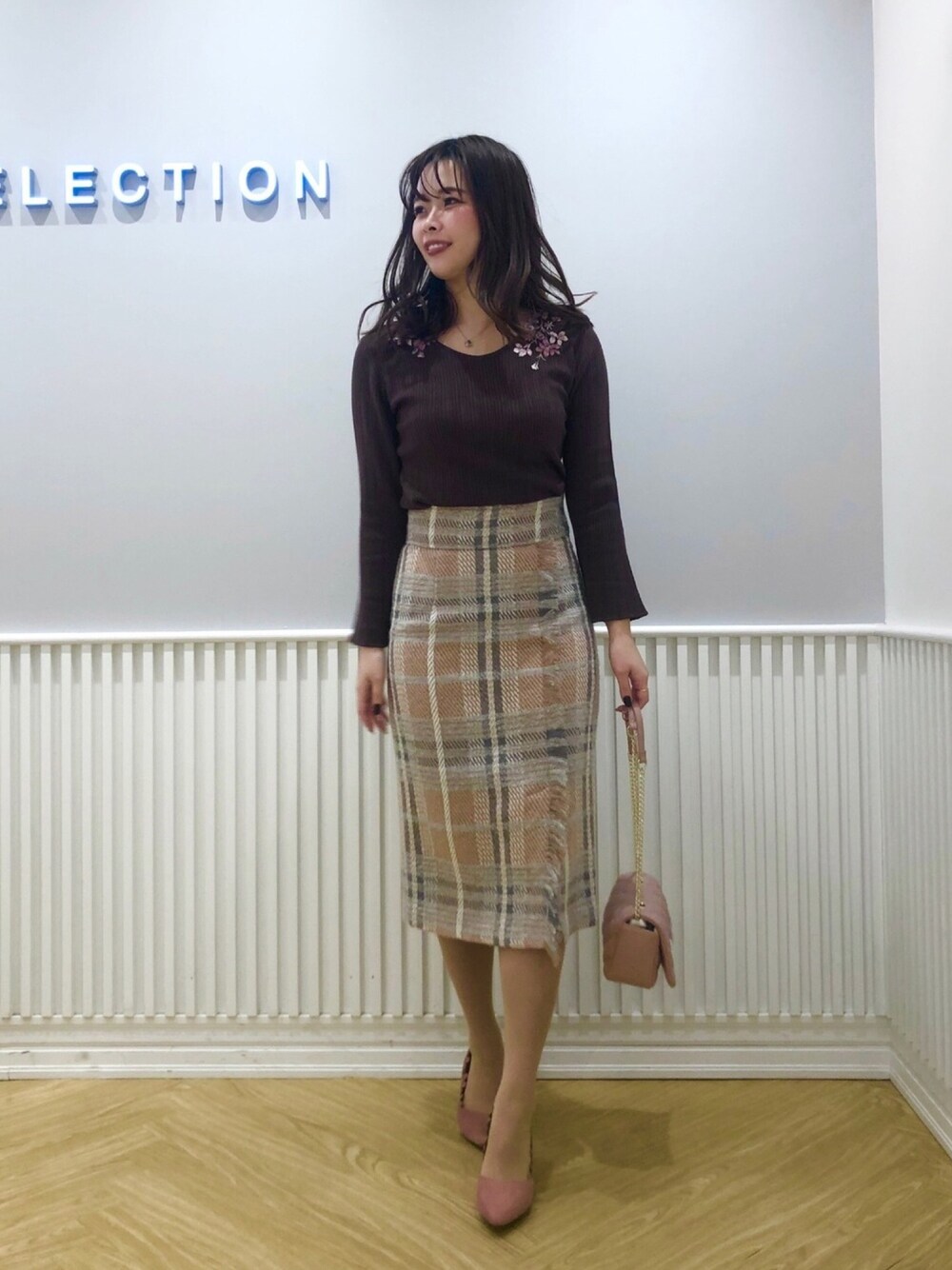 「willselection、ウィルセレクション、ブラウン色に染まれ、チェック、チェックスカート、タイトスカート、ピンク、ブラウン、チェーンバッグ、刺繍」｜「WILLSELECTIONのレトロロービングチェックフリンジスカート（スカート、ピンク系）」を使った、yuka.c5さん（レディース・159cm）の冬コーディネートの1枚目の写真