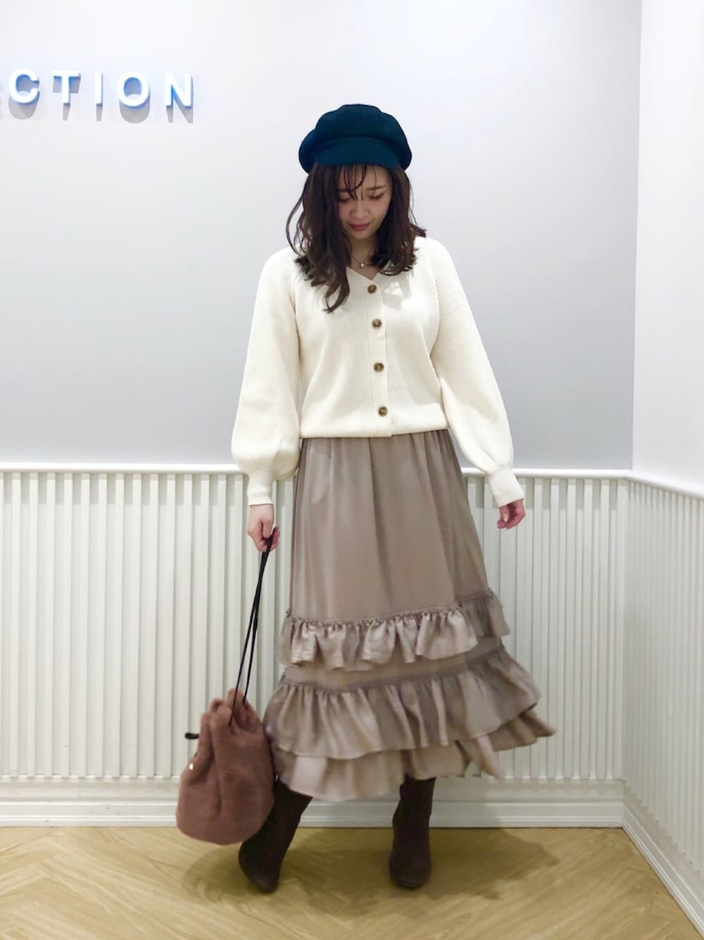 「ウィルセレクション、willselection、ゆるコーデ、ティアード、カーディガン、白カーディガン、白ニット、サテン、サテンスカート、ショートブーツ」｜「WILLSELECTIONのフェイクファー3WAYBAG（ショルダーバッグ、ブラウン系）」を使った、yuka.c5さん（レディース・159cm）の冬コーディネートの1枚目の写真