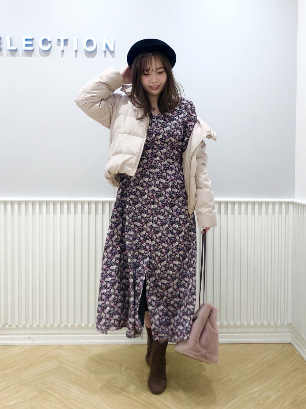 「花柄、花柄ワンピース、マキシ丈ワンピース、ショートダウン、ウィルセレクション、willselection、ベレー帽、ショートブーツ、ファー小物、冬コーデ」｜「WILLSELECTIONのコンビストレッチブーツ（ブーツ、ブラウン系）」を使った、yuka.c5さん（レディース・159cm）の冬コーディネートの1枚目の写真