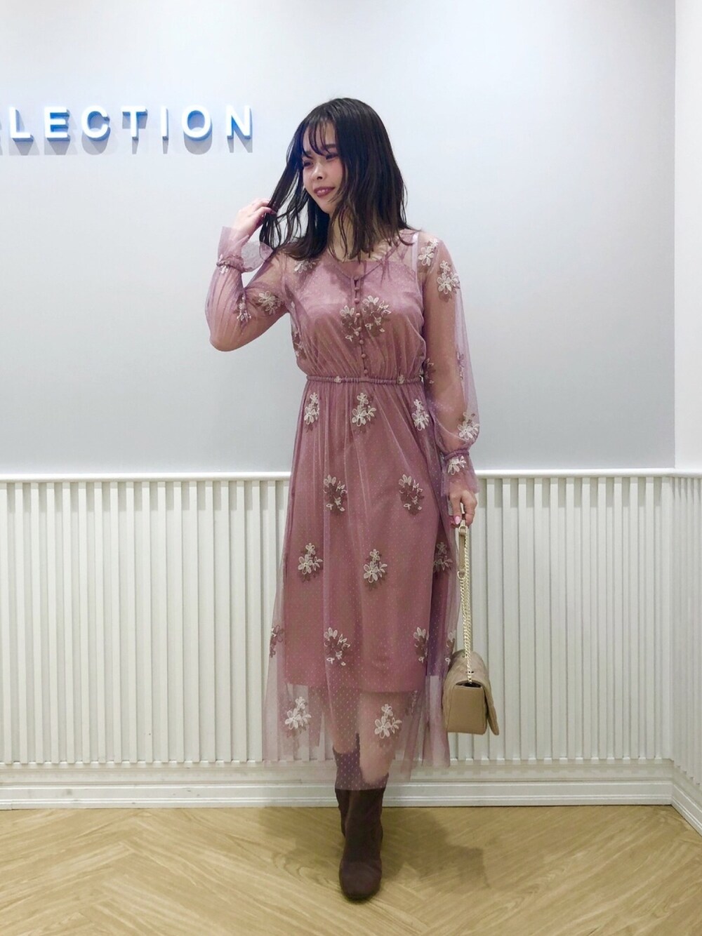 「ウィルセレクション、willselection、ピンク、ワンピース、チュール、刺繍、ショートブーツ、チェーンバッグ」｜「WILLSELECTIONのコンビストレッチブーツ（ブーツ、ブラウン系）」を使った、yuka.c5さん（レディース・159cm）の冬コーディネートの1枚目の写真