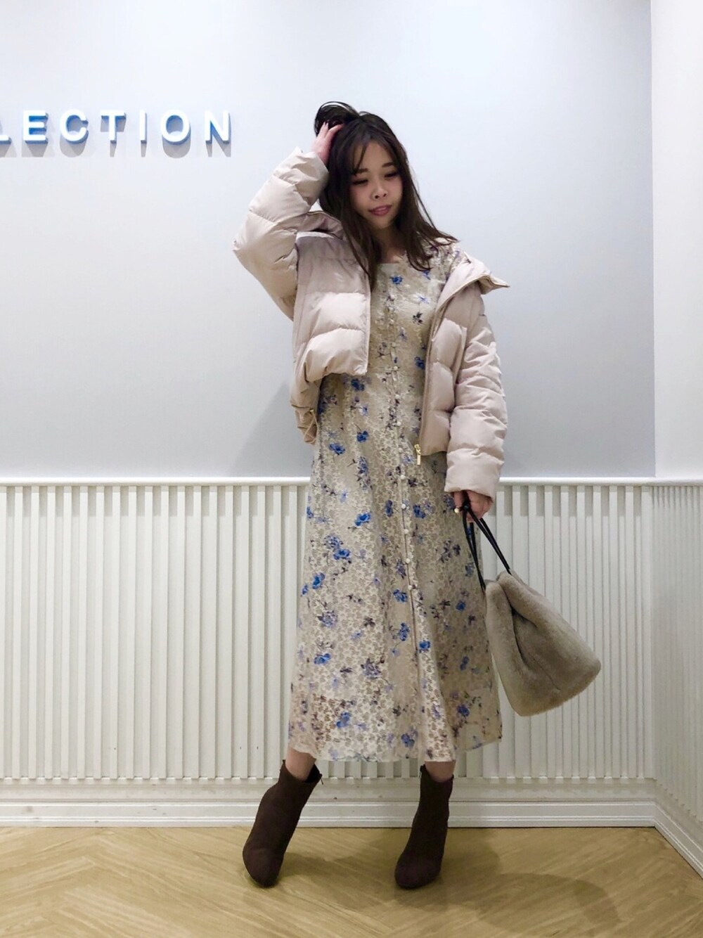 「ウィルセレクション、willselection、ダウン、ショートダウン、ワンピース、花柄、花柄ワンピース、レース、レースワンピース、ショートブーツ」｜「WILLSELECTIONのコンビストレッチブーツ（ブーツ、ブラウン系）」を使った、yuka.c5さん（レディース・159cm）の冬コーディネートの1枚目の写真