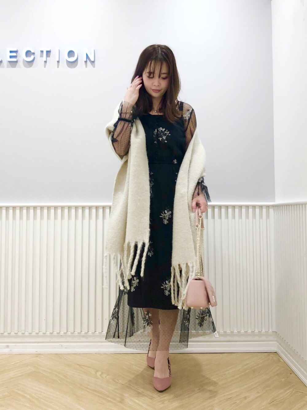 「ウィルセレクション、willselection、ワンピース、刺繍、チュール、チュールワンピ、ストール、チェーンバッグ、ピンクパンプス、ピンクバッグ」｜「WILLSELECTIONのフラワーカットワークパンプス（パンプス、ピンク系）」を使った、yuka.c5さん（レディース・159cm）の冬コーディネートの1枚目の写真