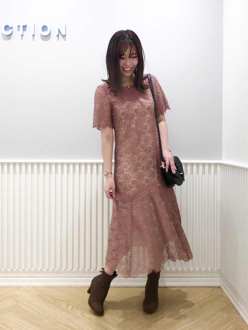 「ウィルセレクション、willselection、ワンピース、レース、レースワンピース、ピンク、ショートブーツ、ショルダーバッグ、春、ガーリー」｜「WILLSELECTIONのコンビストレッチブーツ（ブーツ、ブラック系）」を使った、yuka.c5さん（レディース・159cm）の冬コーディネートの1枚目の写真