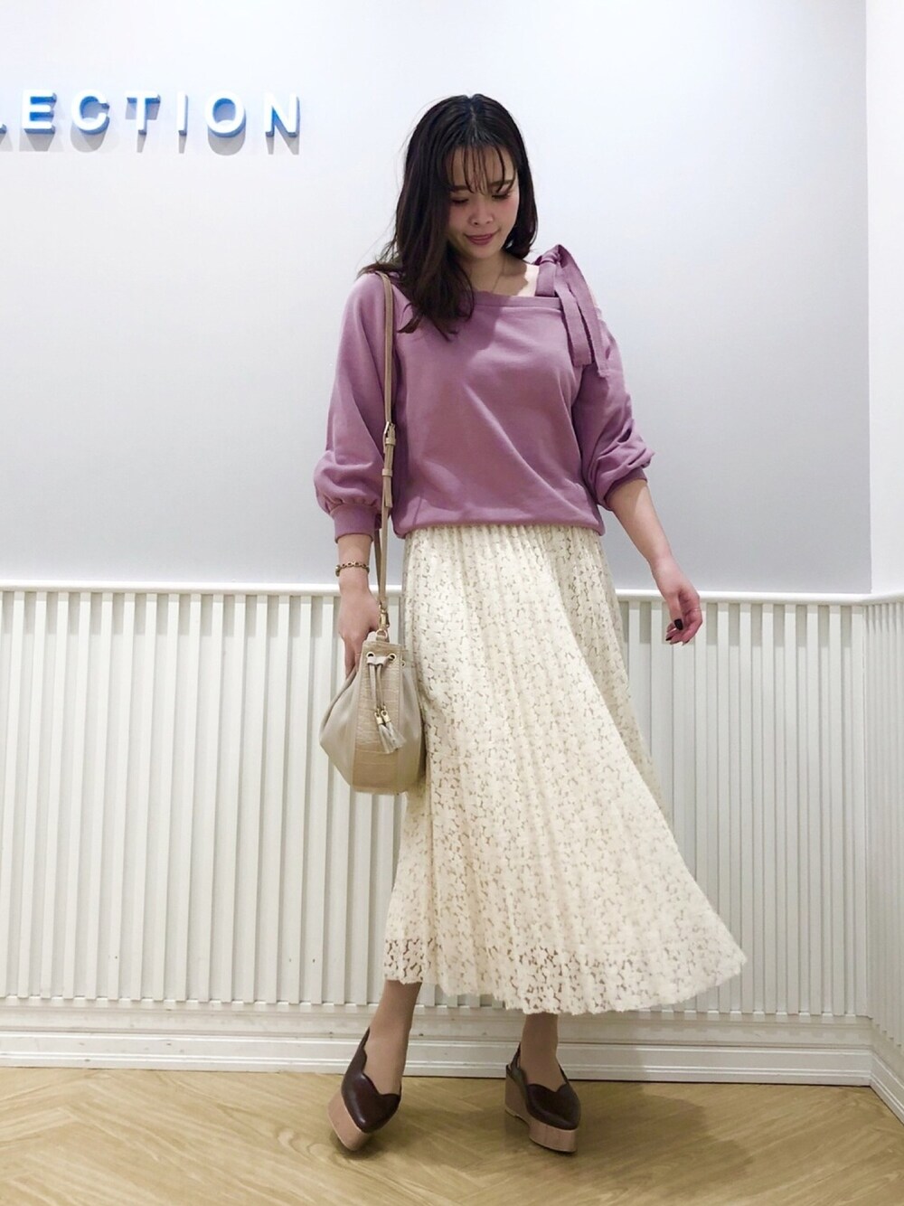 「ウィルセレクション、willselection、ワンショルダー、スウェット、レース、レーススカート、プリーツスカート、ピンク、白スカート、ショルダーバッグ」｜「WILLSELECTIONのポインテッドスカラミュール（サンダル、ブラウン系）」を使った、yuka.c5さん（レディース・159cm）の冬コーディネートの1枚目の写真
