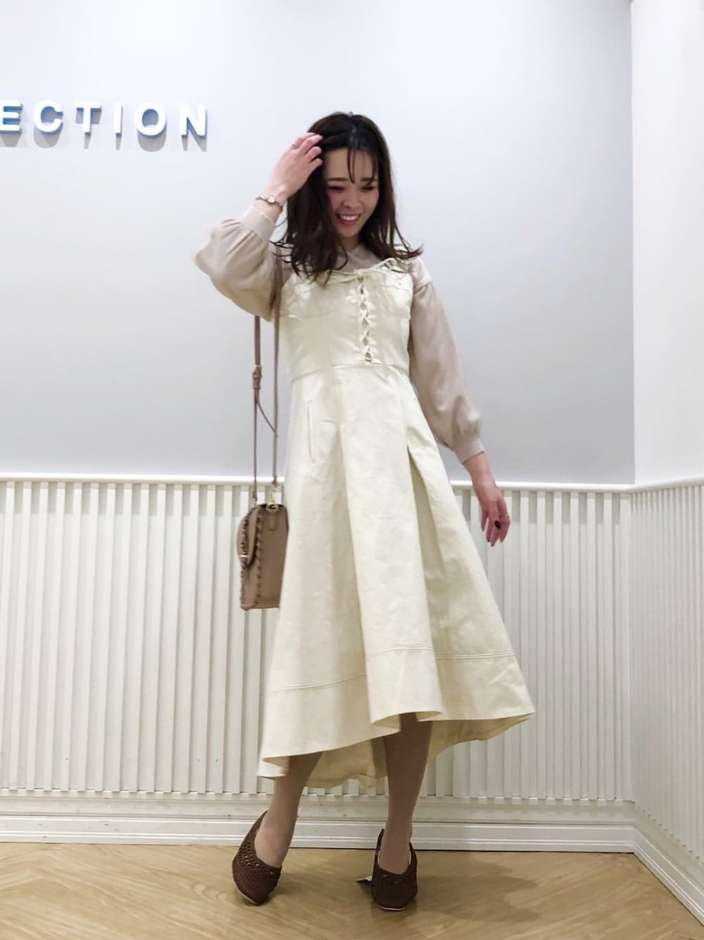 「ウィルセレクション、willselection、ウィルガール、デニム、白デニム、ジャンパースカート、デニムワンピース、袖チュール、ショルダーバッグ、春」｜「WILLSELECTIONのメッシュスリングパンプス（パンプス、ブラウン系）」を使った、yuka.c5さん（レディース・159cm）の冬コーディネートの1枚目の写真