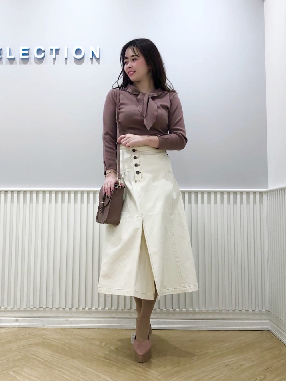 「ウィルセレクション、willselection、ウィルガール、春コーデ、ボウタイ、デニム、デニムスカート、白スカート、ショルダーバッグ、モカ」｜「WILLSELECTIONのポインテッドスカラミュール（サンダル、ピンク系）」を使った、yuka.c5さん（レディース・159cm）の冬コーディネートの1枚目の写真