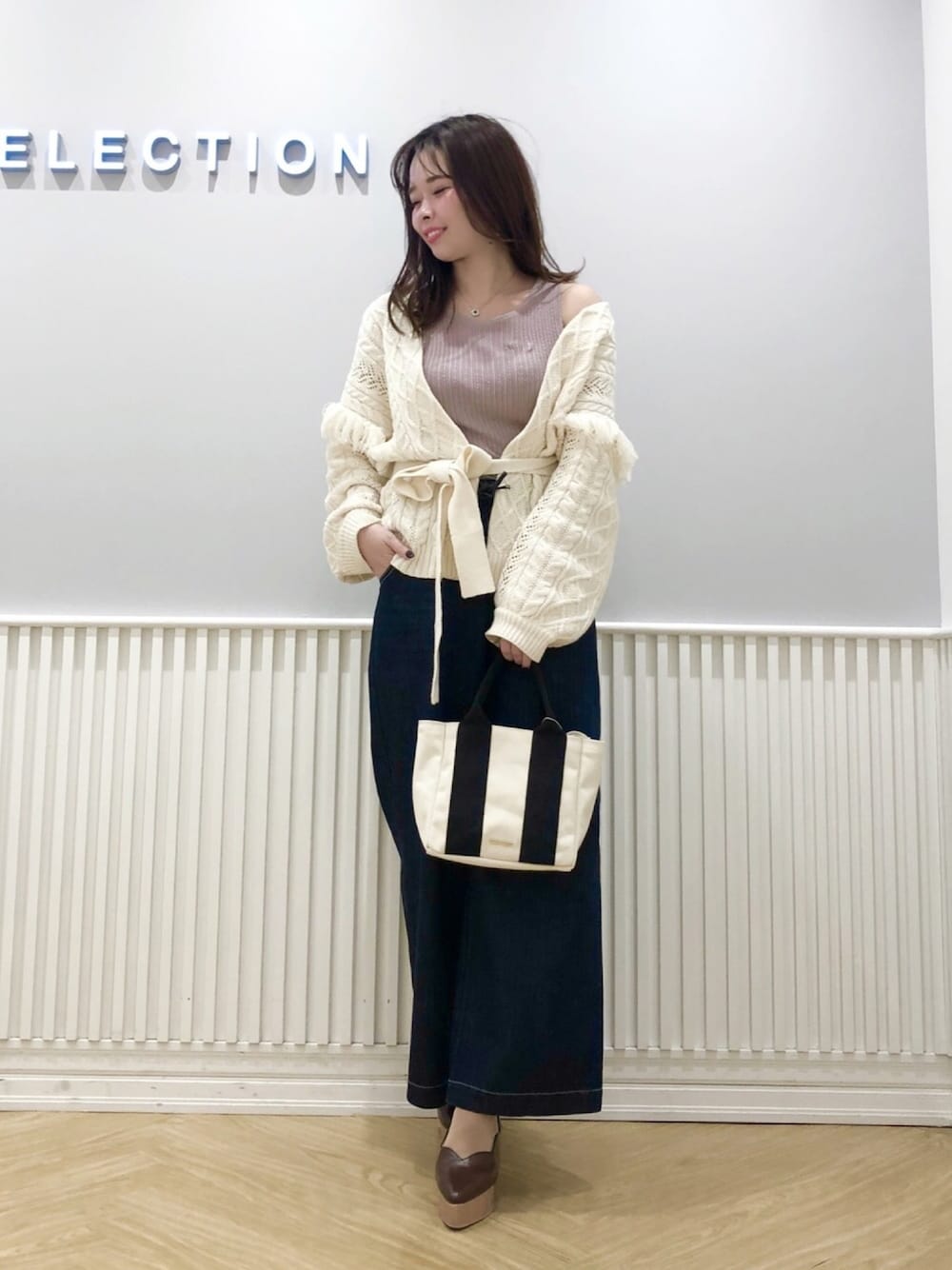 「ウィルセレクション、willselection、デニム、デニムパンツ、ワイドパンツ、キャンバストート、フリンジ、カーディガン、パンツスタイル、カジュアルコーデ」｜「WILLSELECTIONのキャンバス２WAYBAG（トートバッグ、ホワイト系）」を使った、yuka.c5さん（レディース・159cm）の冬コーディネートの1枚目の写真
