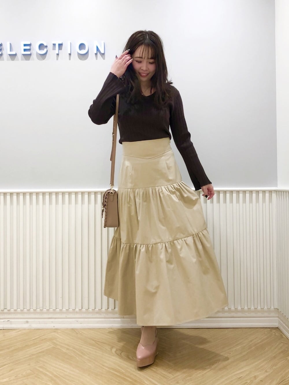 「ウィルセレクション、willselection、ウィルガール、ティアードスカート、ティアード、ショルダーバッグ、リブニット、ベージュ、ブラウン、刺繍」｜「WILLSELECTIONのポインテッドスカラミュール（サンダル、ピンク系）」を使った、yuka.c5さん（レディース・159cm）の冬コーディネートの1枚目の写真