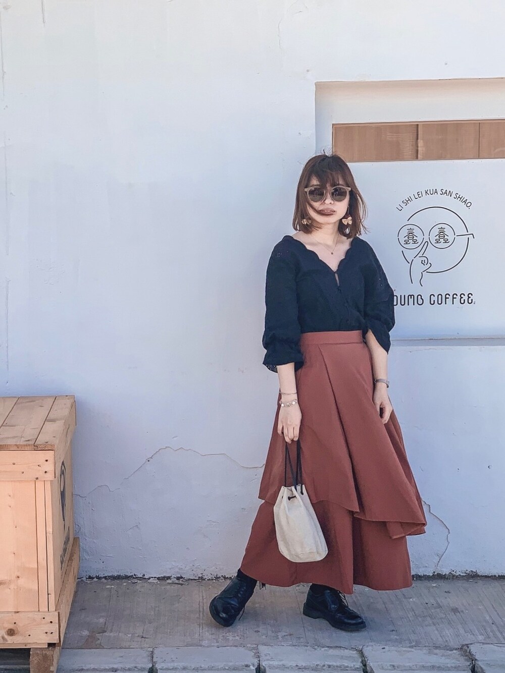 「ootd、WEARBOOKエントリー、LOWRYS FARM、KBF、Dr.Martens、MAISON DE REEFUR」｜「LOWRYS FARMのストライプシシュウブラウス　783591（シャツ/ブラウス、ホワイト系）」を使った、E_さん（レディース・158cm）の冬コーディネートの1枚目の写真