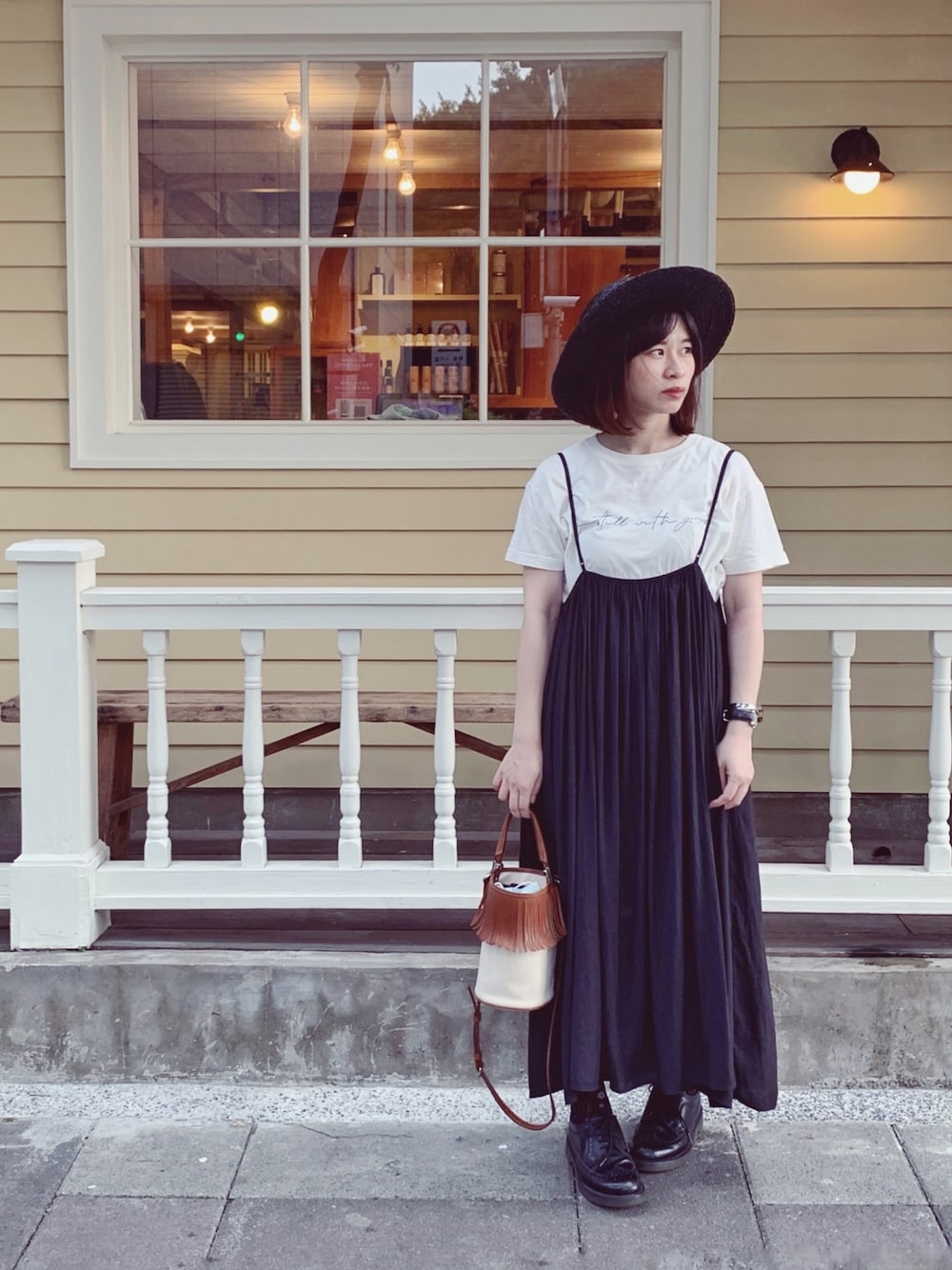 「WEARBOOKエントリー、summer、ungrid、urban research sonny label、moussy、AYAKOBAG、black and white」｜「URBAN RESEARCH Sonny Labelのプリーツキャミワンピ×クルーニット（ワンピース、ブラック系）」を使った、E_さん（レディース・158cm）の春コーディネートの1枚目の写真