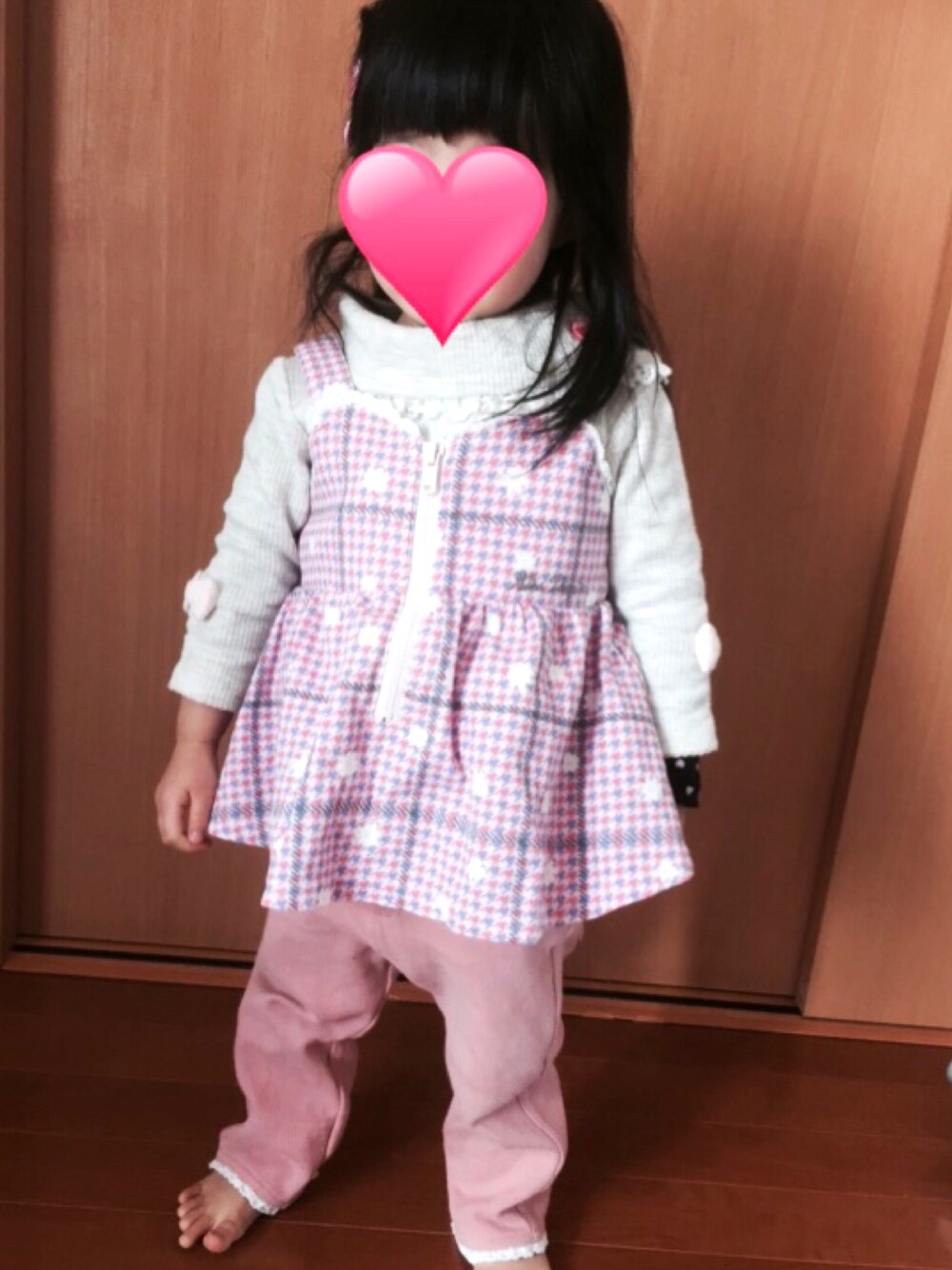 ピンク系のキャミソール、グレー系のニット/セーター、ピンク系のパンツを着用したキッズの春コーディネートの1枚目の写真