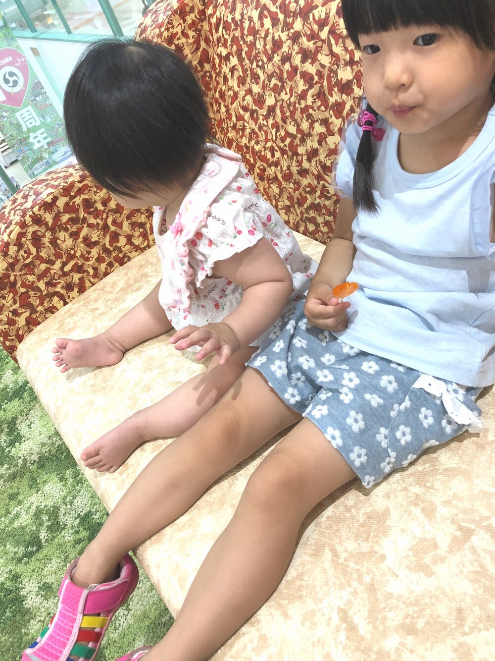 ブルー系のパンツ、ブルー系のタンクトップ、ホワイト系のマタニティウェア/グッズを着用したキッズの夏コーディネートの1枚目の写真