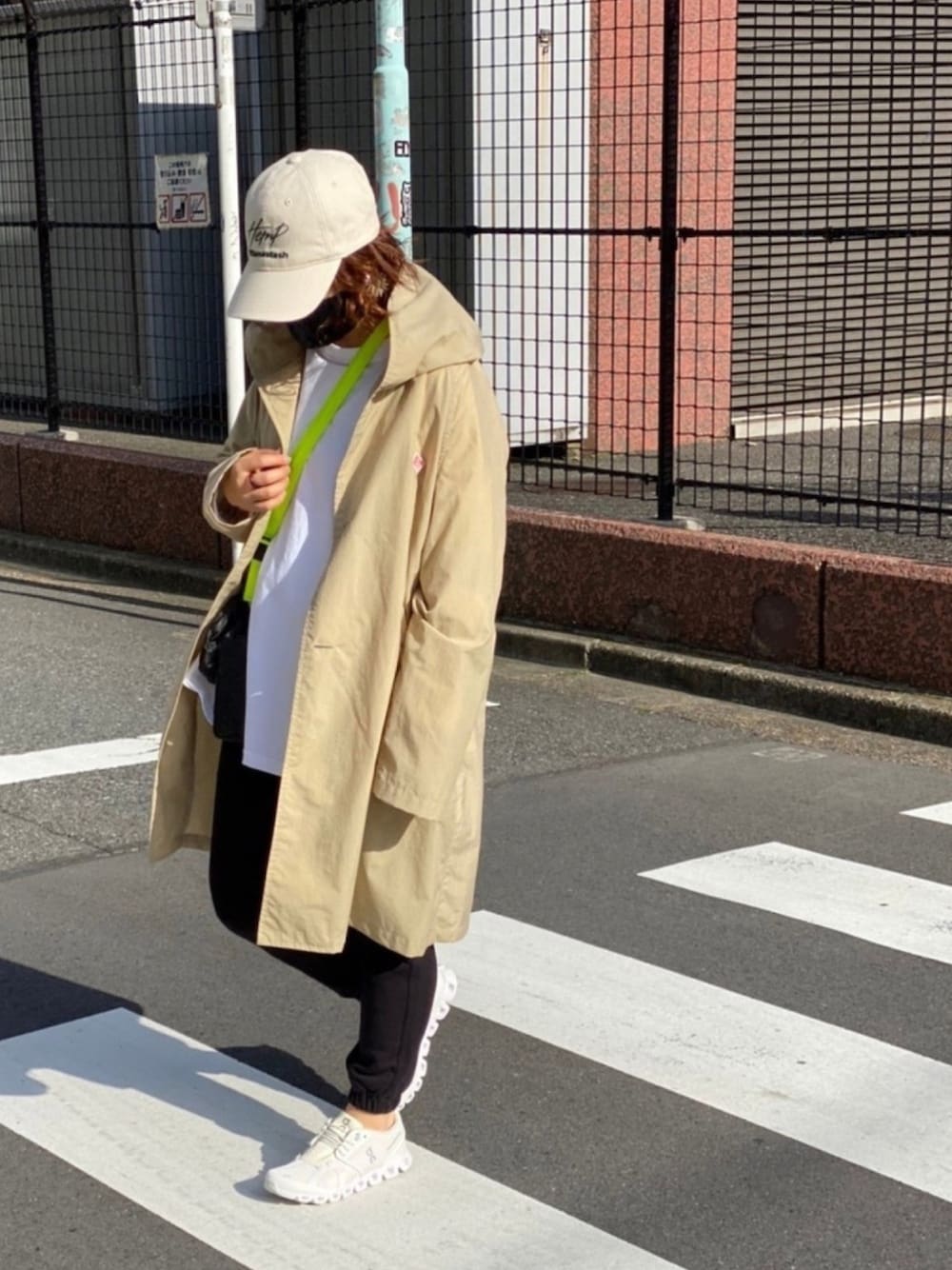 「休日スタイル、カジュアルコーデ、パンツスタイル、スウェットパンツ、Danton、春アウター、ランニングシューズ、キャップ、白スニーカー、お花見」｜「F/CE. のF/CE./エフ シーイー　SHELTEC DROP SD LONG T シェルテックドロップショルダーロングTシャツ（Tシャツ/カットソー、ホワイト系）」を使った、もぎさん（レディース・153cm）の春コーディネートの1枚目の写真
