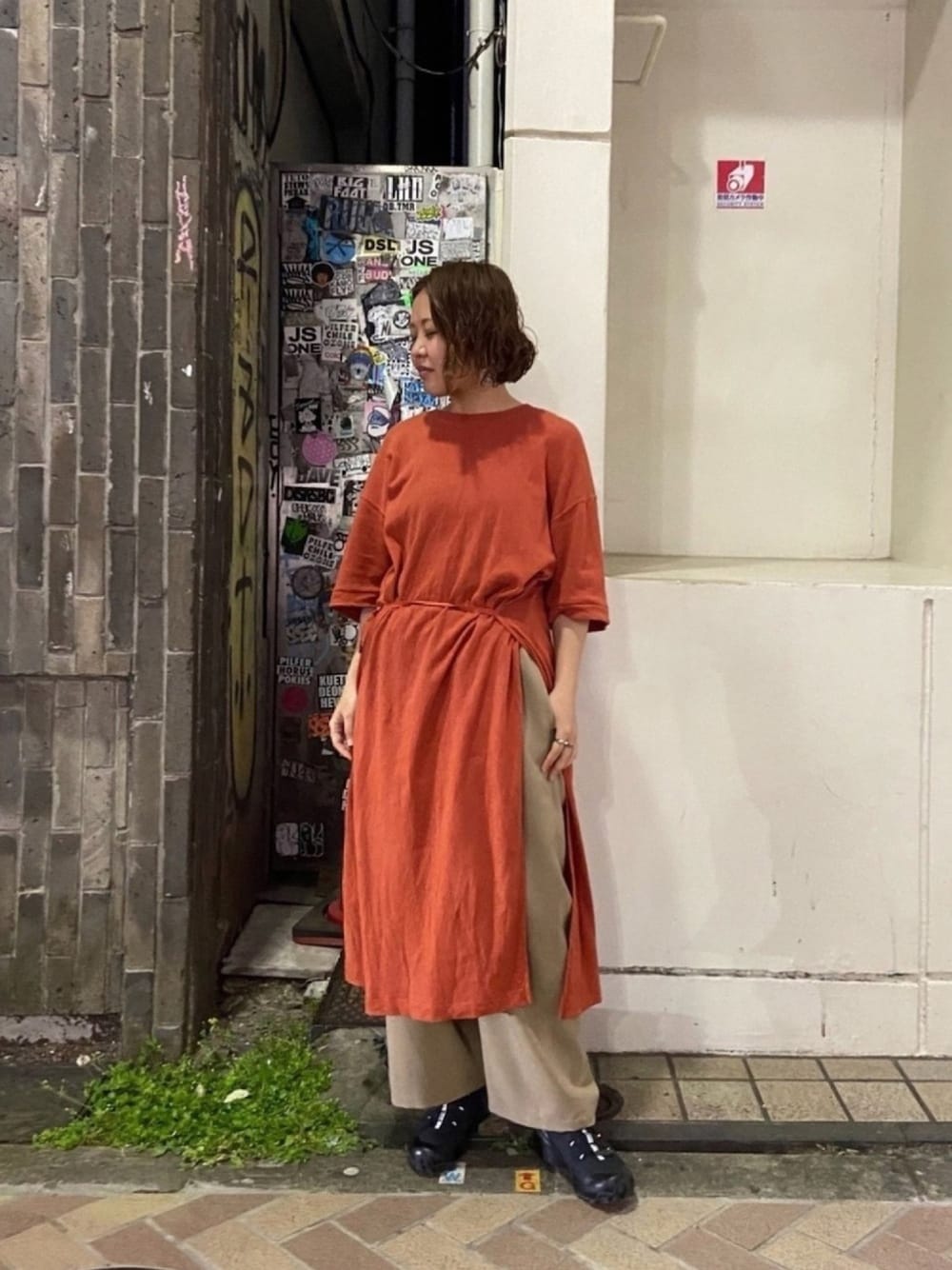 「スニーカーコーデ、パンツコーデ、ワンピース、カジュアルコーデ、スリットワンピース、ヘンプ、SALOMON、ウエストマーク、レイヤードスタイル、ゆるコーデ」｜「MANASTASHのMANASTASH/マナスタッシュ　Ws HEMP SLIT DRESS　ウィメンズヘンプスリットドレス（ワンピース、オレンジ系）」を使った、もぎさん（レディース・153cm）の春コーディネートの1枚目の写真