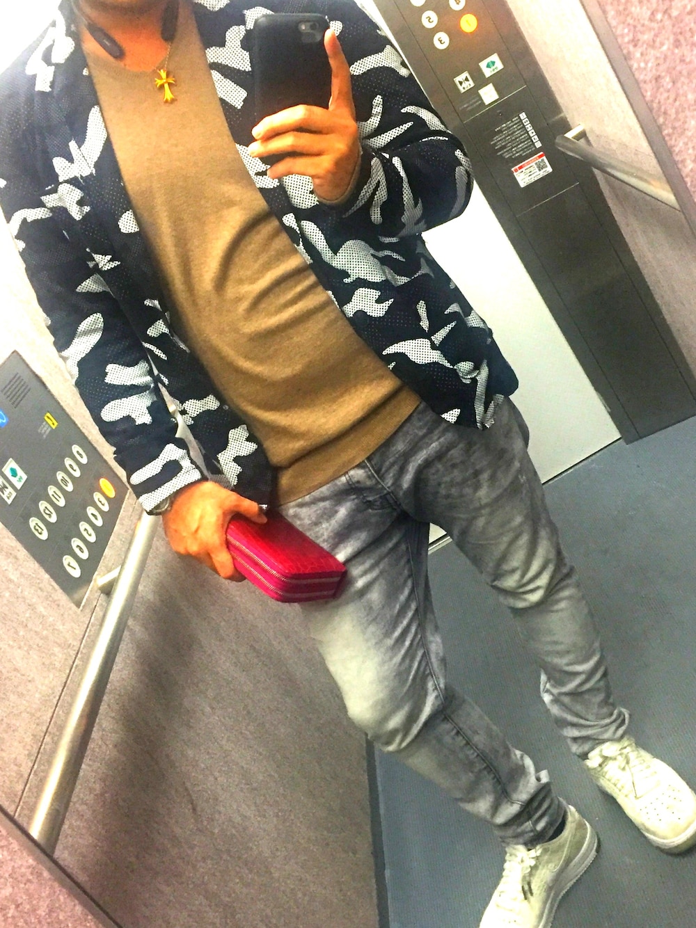 その他のテーラードジャケット、グレー系のニット/セーター、グレー系のその他パンツを着用したメンズの秋コーディネートの1枚目の写真