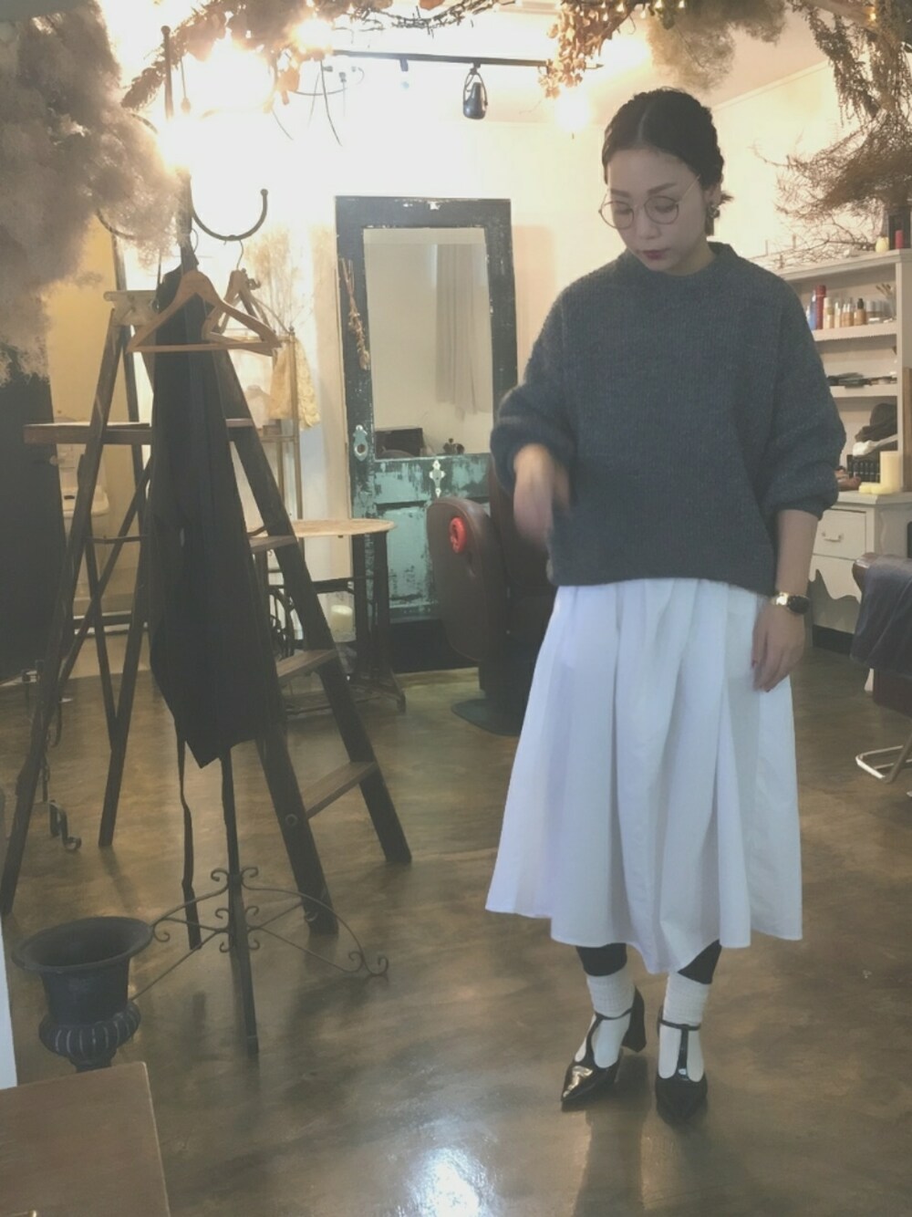 「シャツワンピース、ボリュームニット、レイヤードスタイル、メガネコーデ」｜「Ray BEAMSのアイテム（シャツワンピース、ホワイト系）」を使った、Hikariさん（レディース・160cm）の冬コーディネートの1枚目の写真