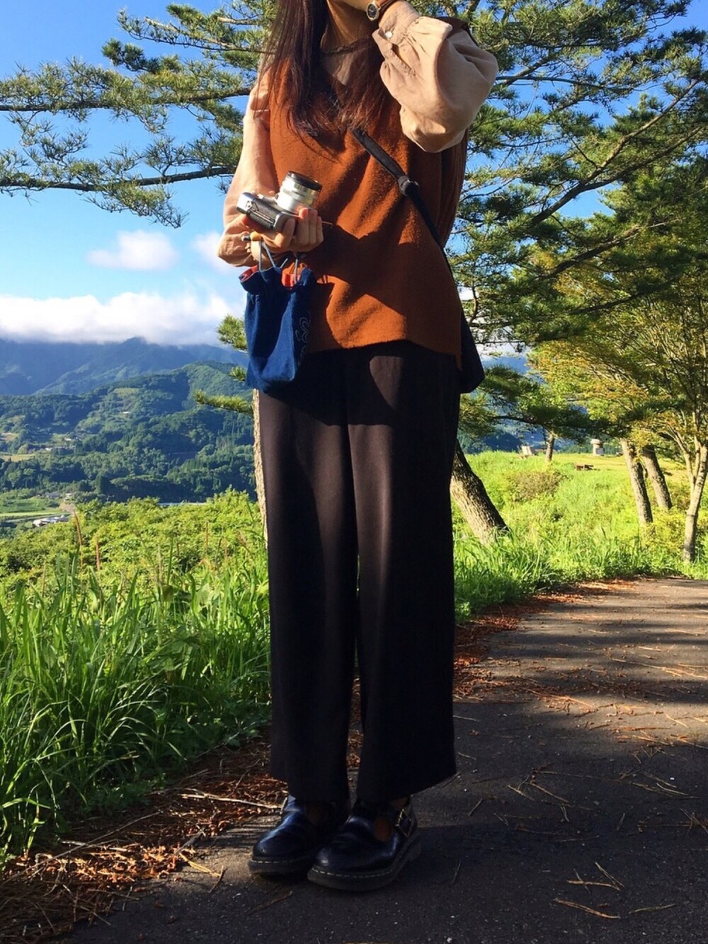 「LOWRYS FARMのアイテム（ベスト、ブラウン系）」を使った、HBさん（レディース・158cm）の春コーディネートの1枚目の写真