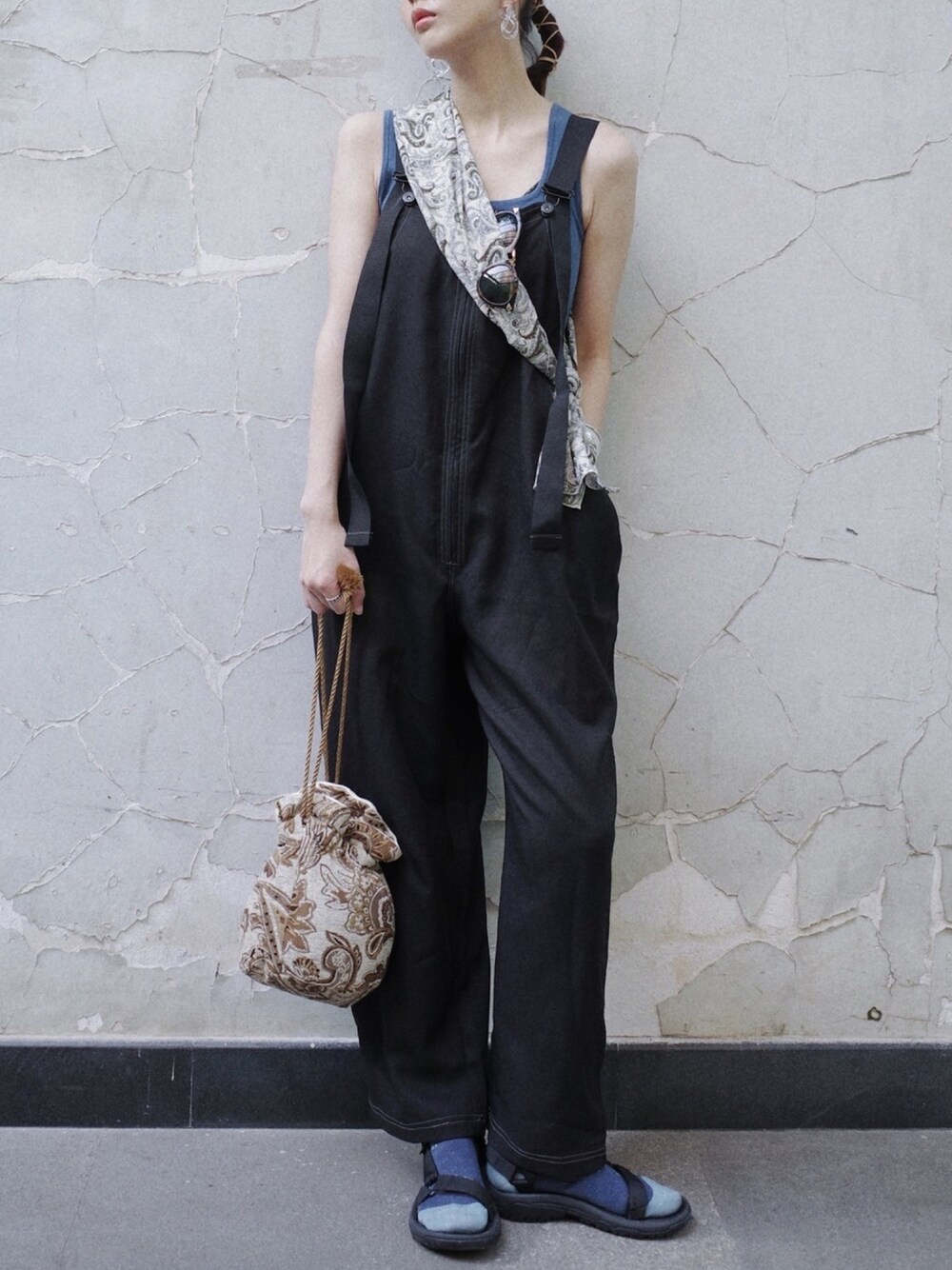 「WHIMSICのU.S.N deckpants（サロペット/オーバーオール、ブラック系）」を使った、rokuさん（レディース・172cm）の夏コーディネートの1枚目の写真