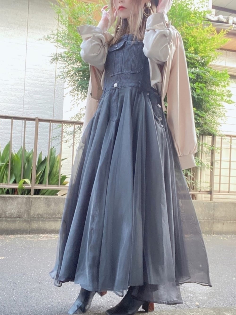 ベージュ系のシャツ/ブラウス、ベージュ系のブルゾン、ブラック系のブーツを着用したレディースの秋コーディネートの1枚目の写真