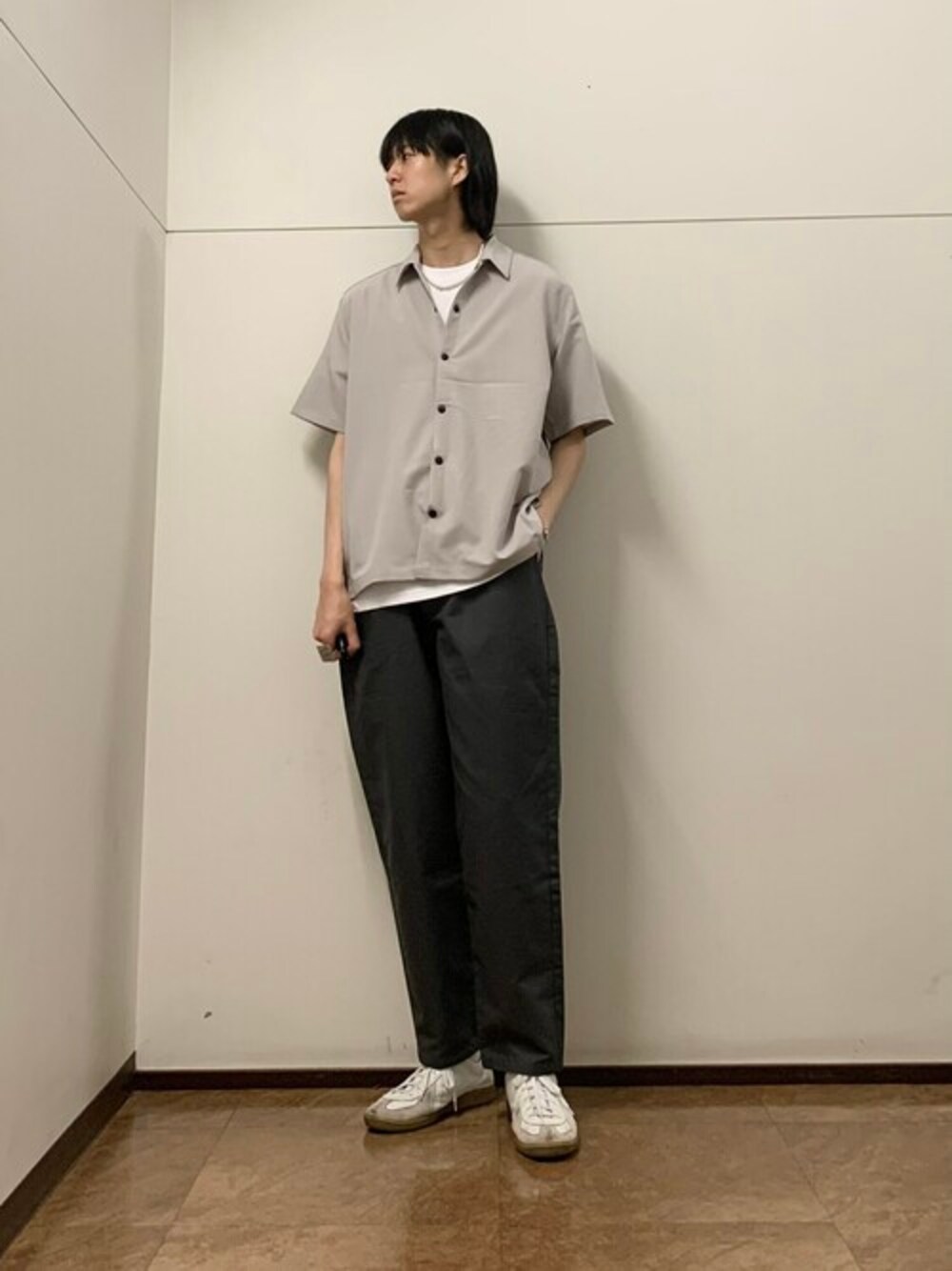 「テーパードパンツ、シンプル、オーバーサイズ、プチプラ、きれいめカジュアル、パールネックレス、シャツスタイル、夏コーデ、ビックT、半袖シャツ」｜「ITEMS URBANRESEARCHのTRストレッチ半袖シャツ（シャツ/ブラウス、グレー系）」を使った、らいさん（メンズ・177cm）の夏コーディネートの1枚目の写真