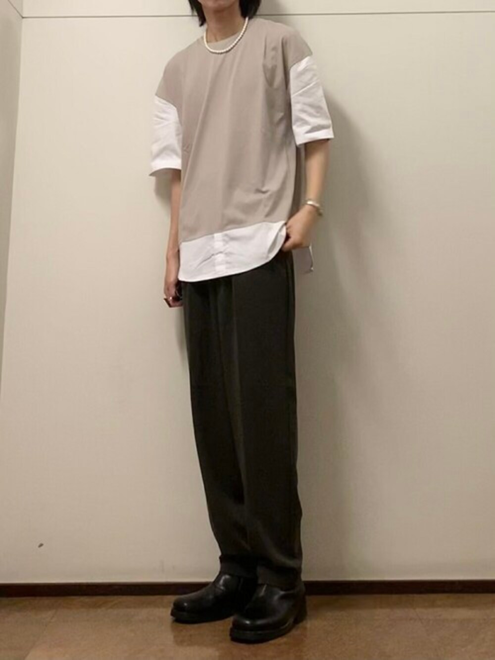 グレー系のその他パンツ、グレー系のTシャツ/カットソーを着用したメンズの夏コーディネートの1枚目の写真