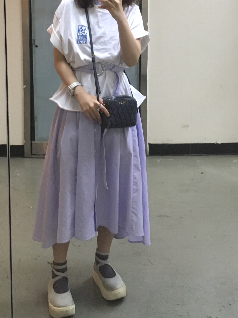 パープル系のジャンパースカート、グレー系のバレエシューズ、ホワイト系のTシャツ/カットソーを着用したレディースの春コーディネートの1枚目の写真