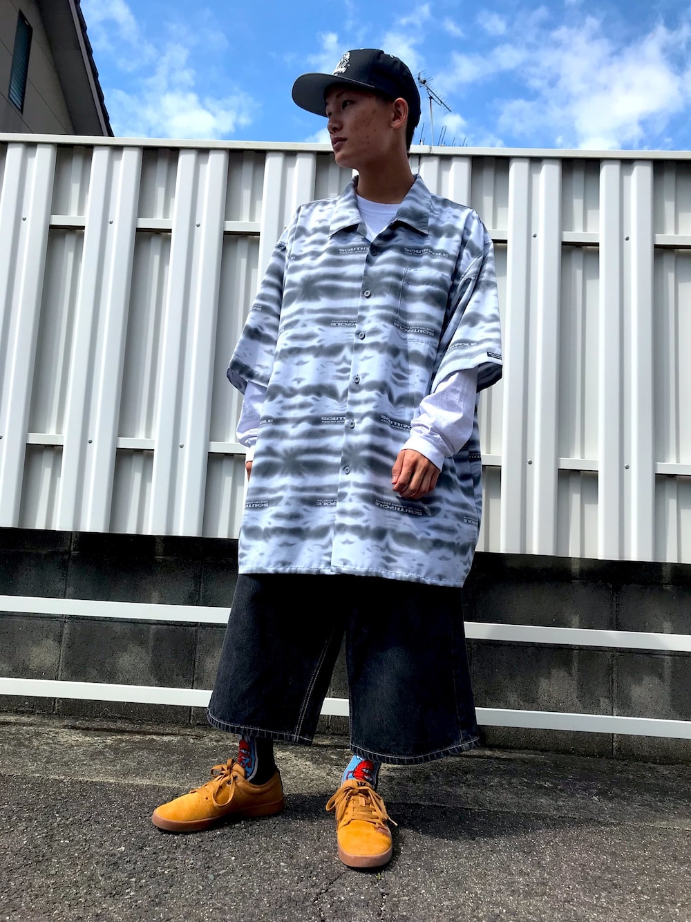 「ヒップホップ、古着、だぼだぼ、ストリート」｜「southpoleのアイテム（シャツ/ブラウス、グレー系）」を使った、Does @DIGMOさん（メンズ・162cm）の春コーディネートの1枚目の写真